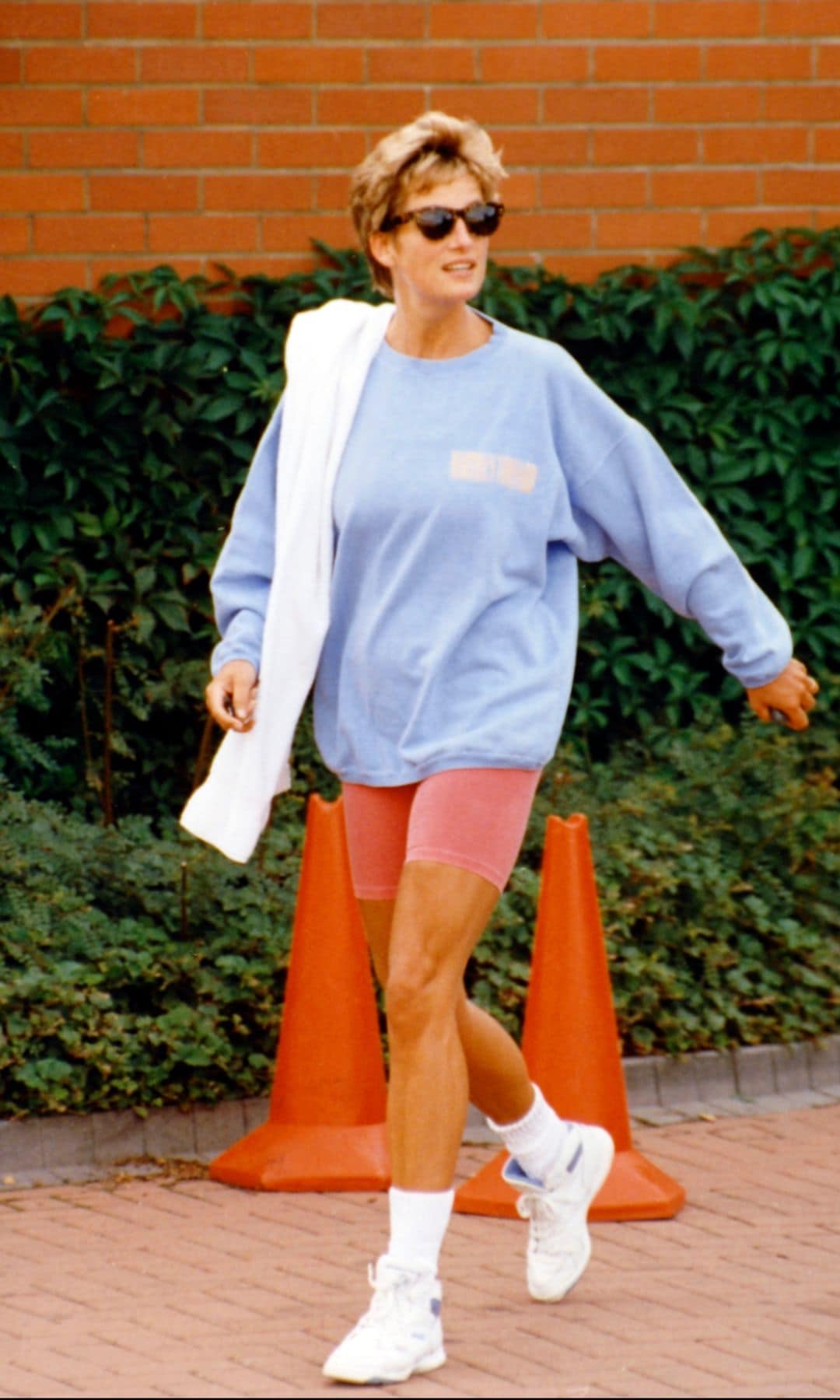Diana de Gales con sudadera saliendo del gimnasio en 1996