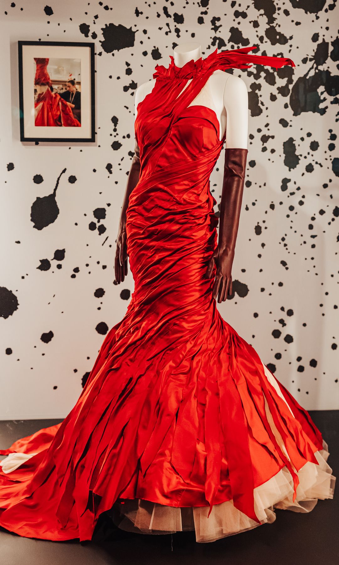 Modelo vestido por la actriz Emma Stone en la película de acción real Cruella (2021), expuesto en la galería La Ilusión de la Vida.