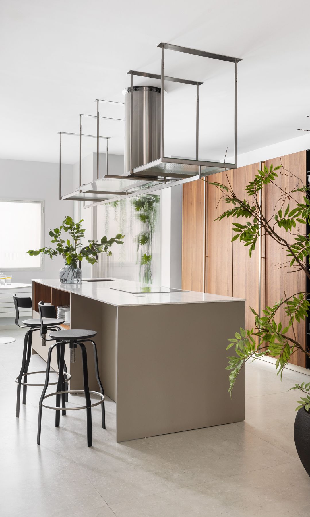 Cocina con isla y plantas