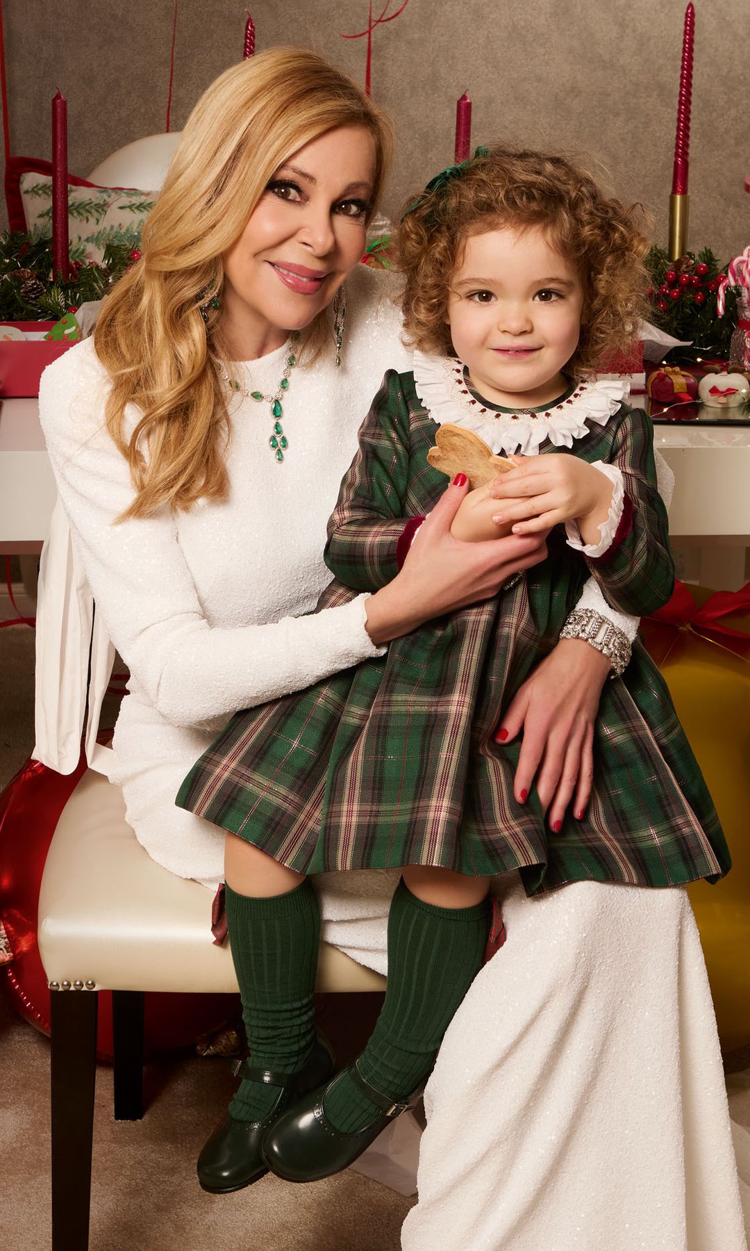 Ana Obregón con su nieta Anita en el regazo