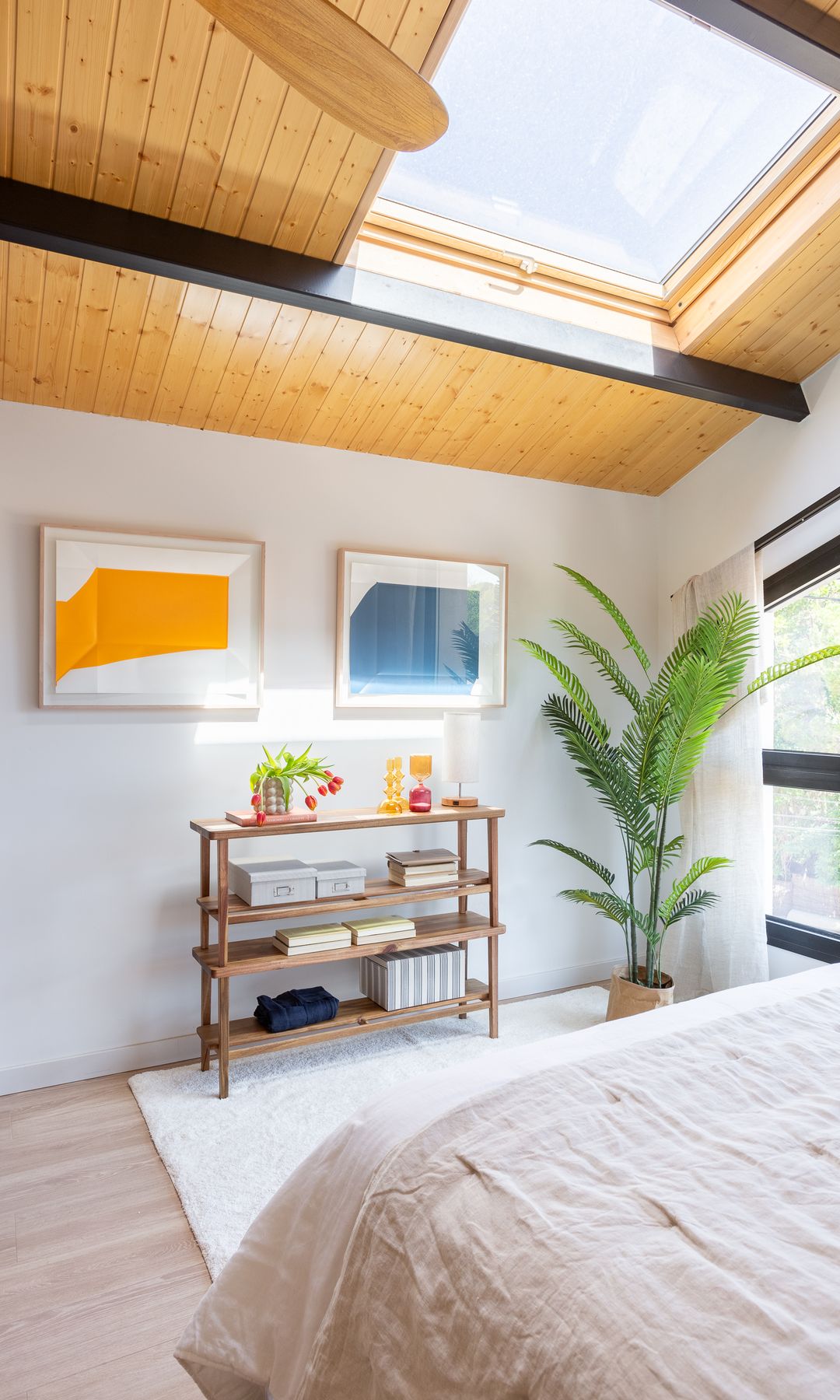 Dormitorio abuhardillado con techo de madera