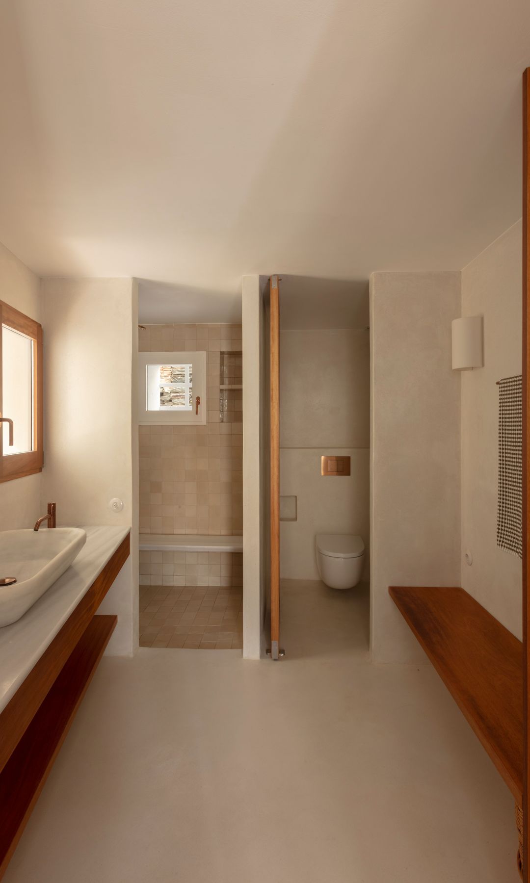 Baño con distribución en cabinas