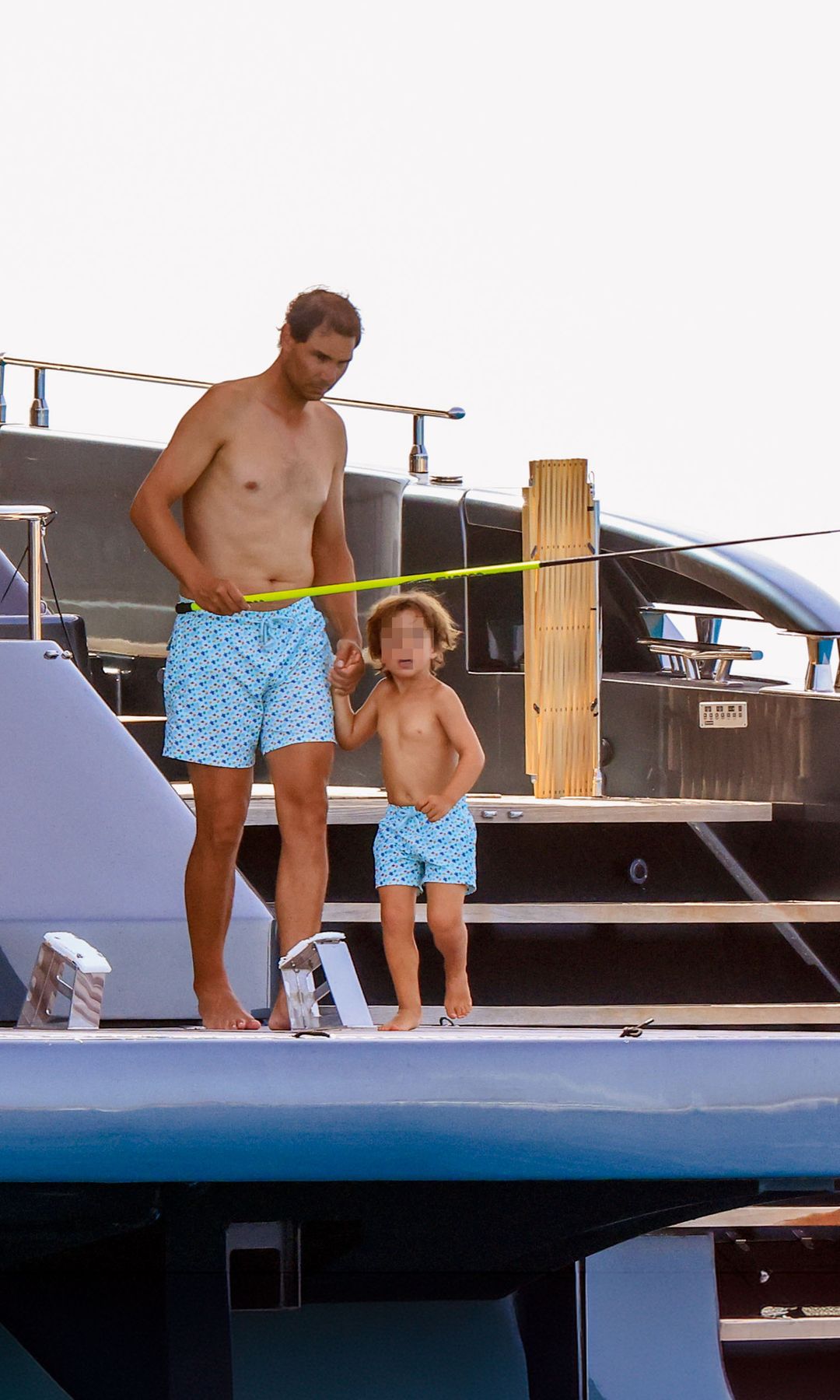 Rafa Nadal y su pequeño Rafa abordo del yate