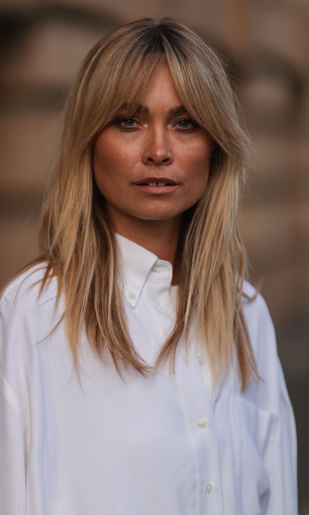  Mujer con flequillo cortina