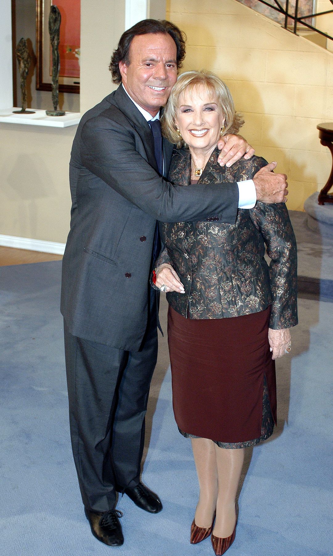 Mirtha Legrand con el cantante Julio Iglesias en su programa el 12 de abril de 2004