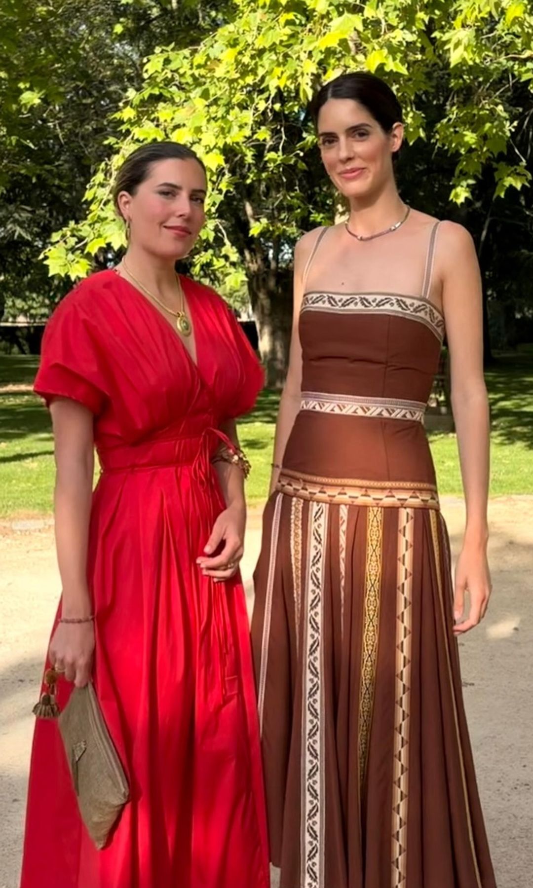 Sofía Palazuelo, sofisticada y rompedora con su último look de invitada: marrón chocolate y falda midi plisada