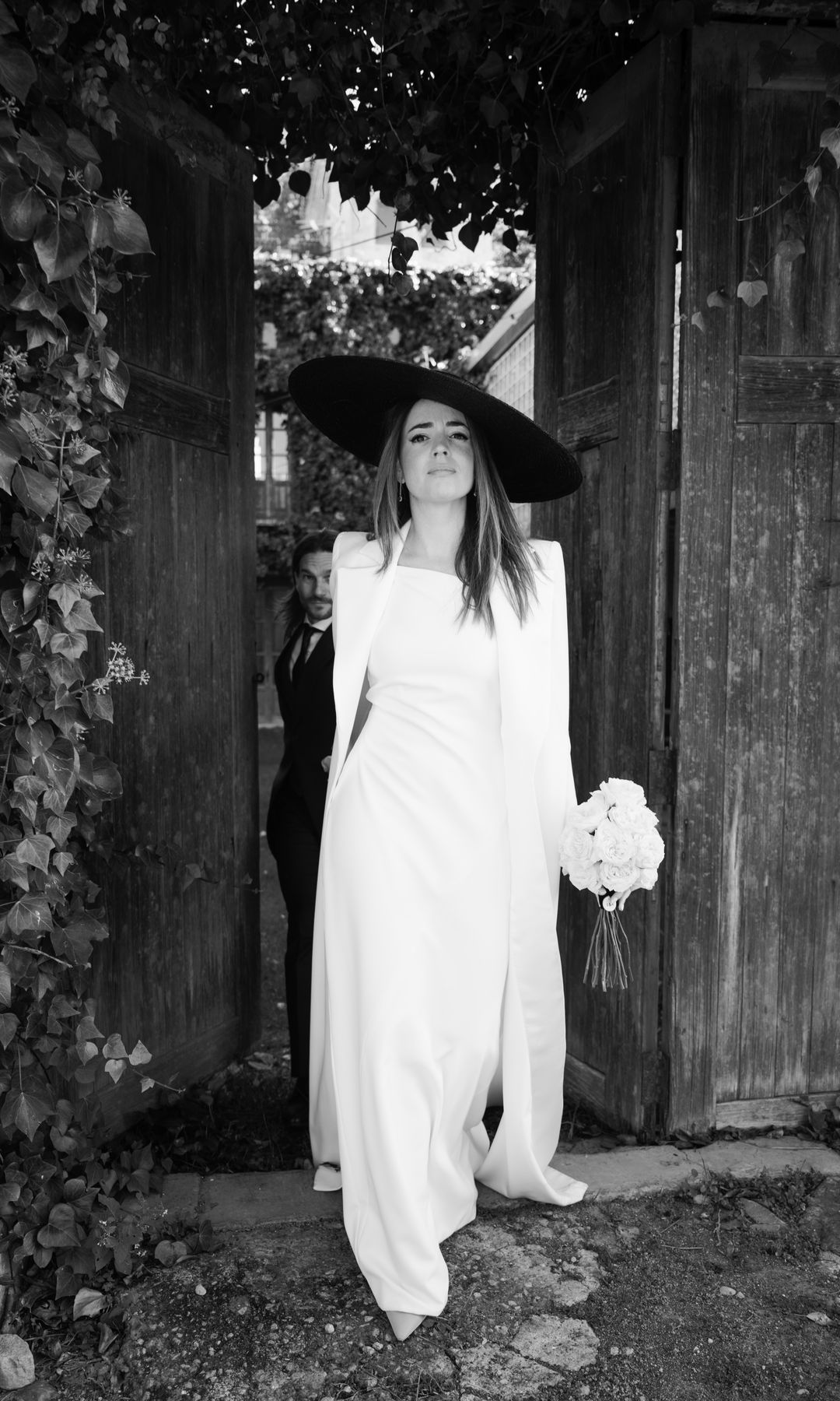 Look de novia sencillo de Luis Infantes con pamela