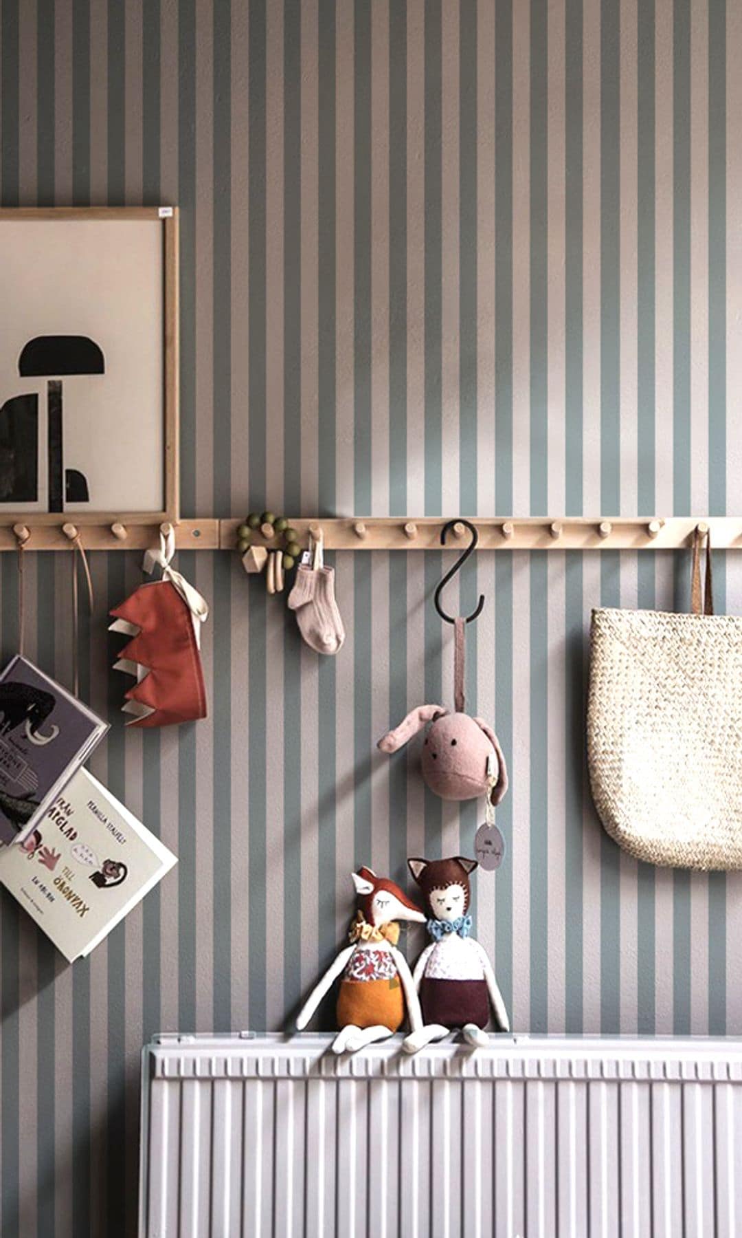 Papel a rayas en la habitación infantil