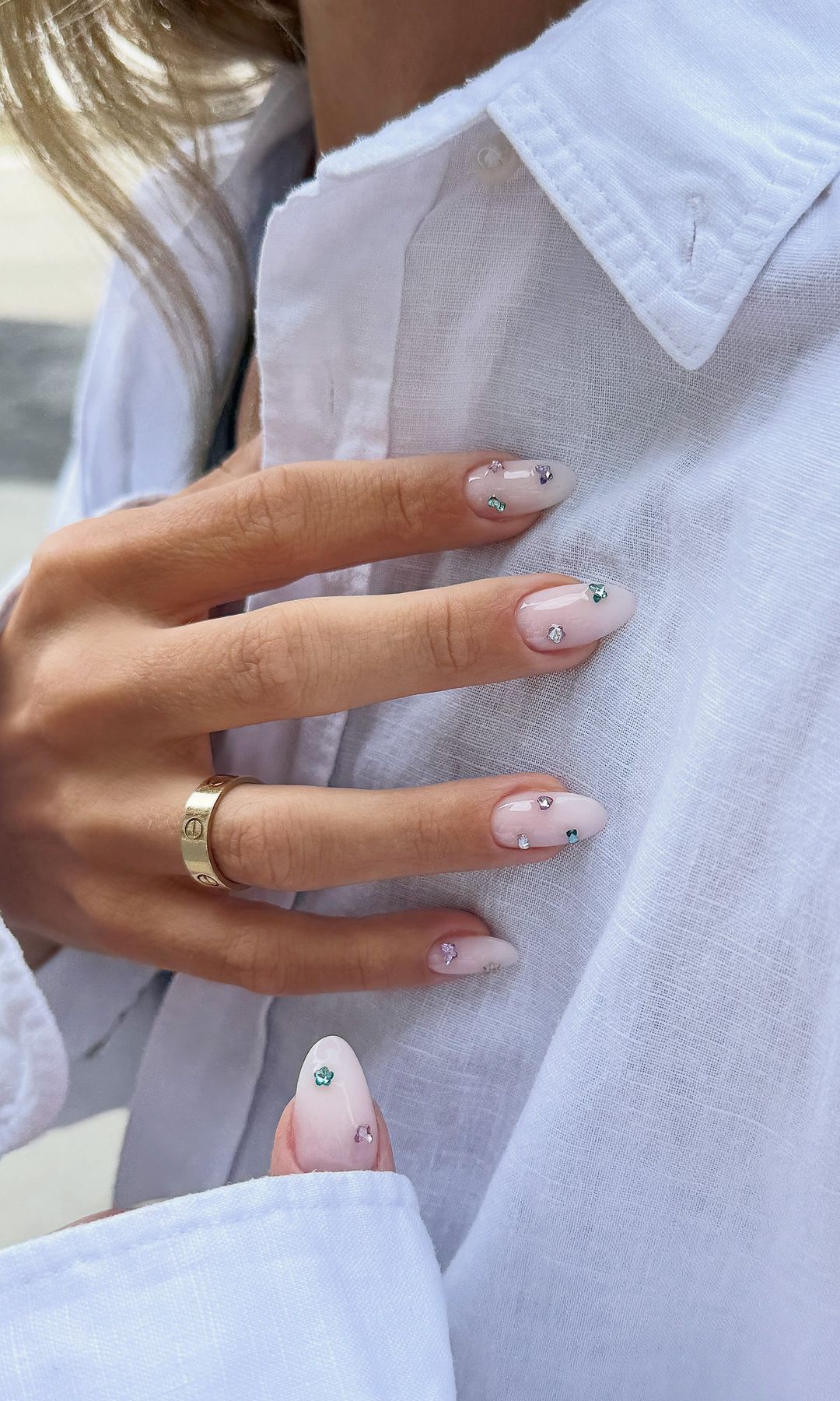Manicura con detalles joya
