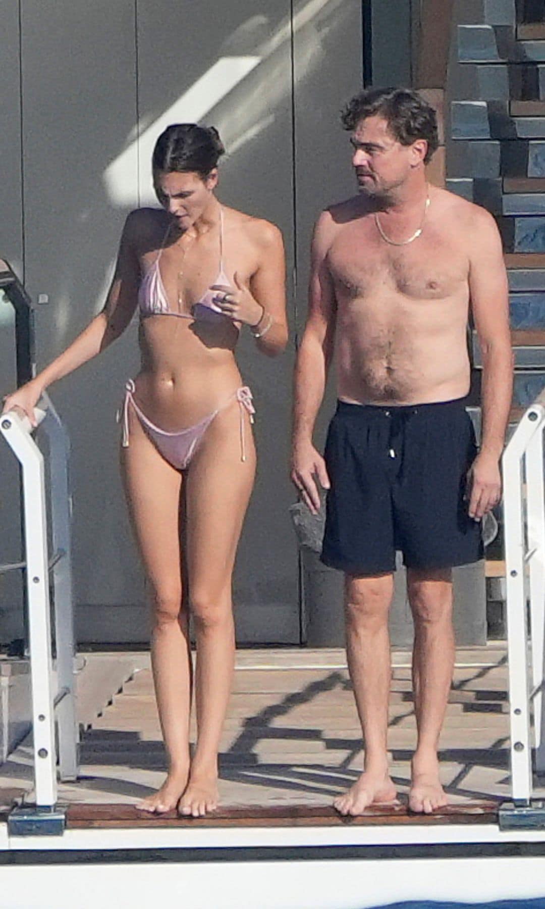 Leonardo DiCaprio y Vittoria Ceretti, a punto de lanzarse al mar durante sus días de vacaciones en la Costa Azul, donde han coincidido con Jeff Bezos y su mujer, Lauren, a cuya boda asistieron recientemente, en Venecia.