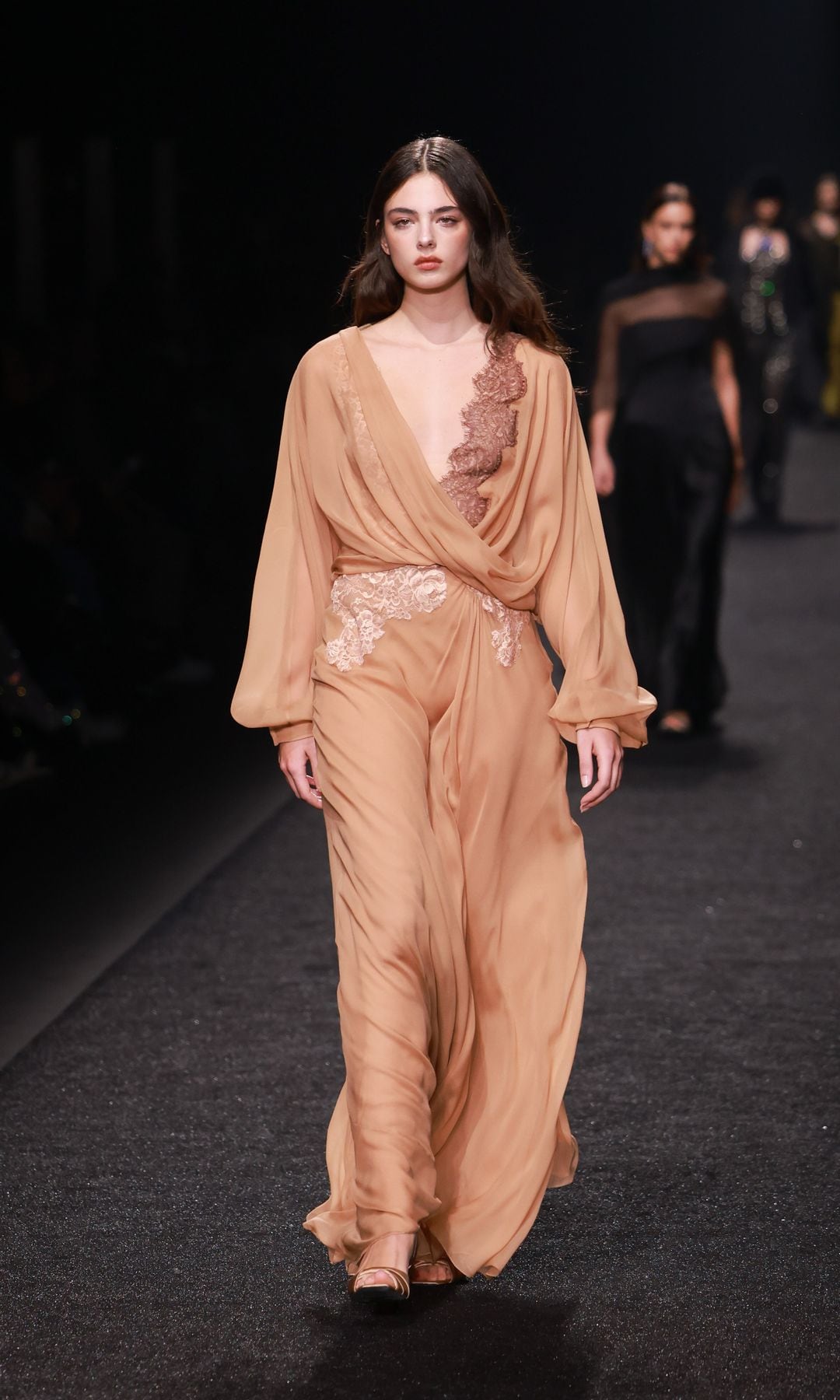 Deva Cassel desfilando para Alberta Ferretti Otoño/Invierno 2025