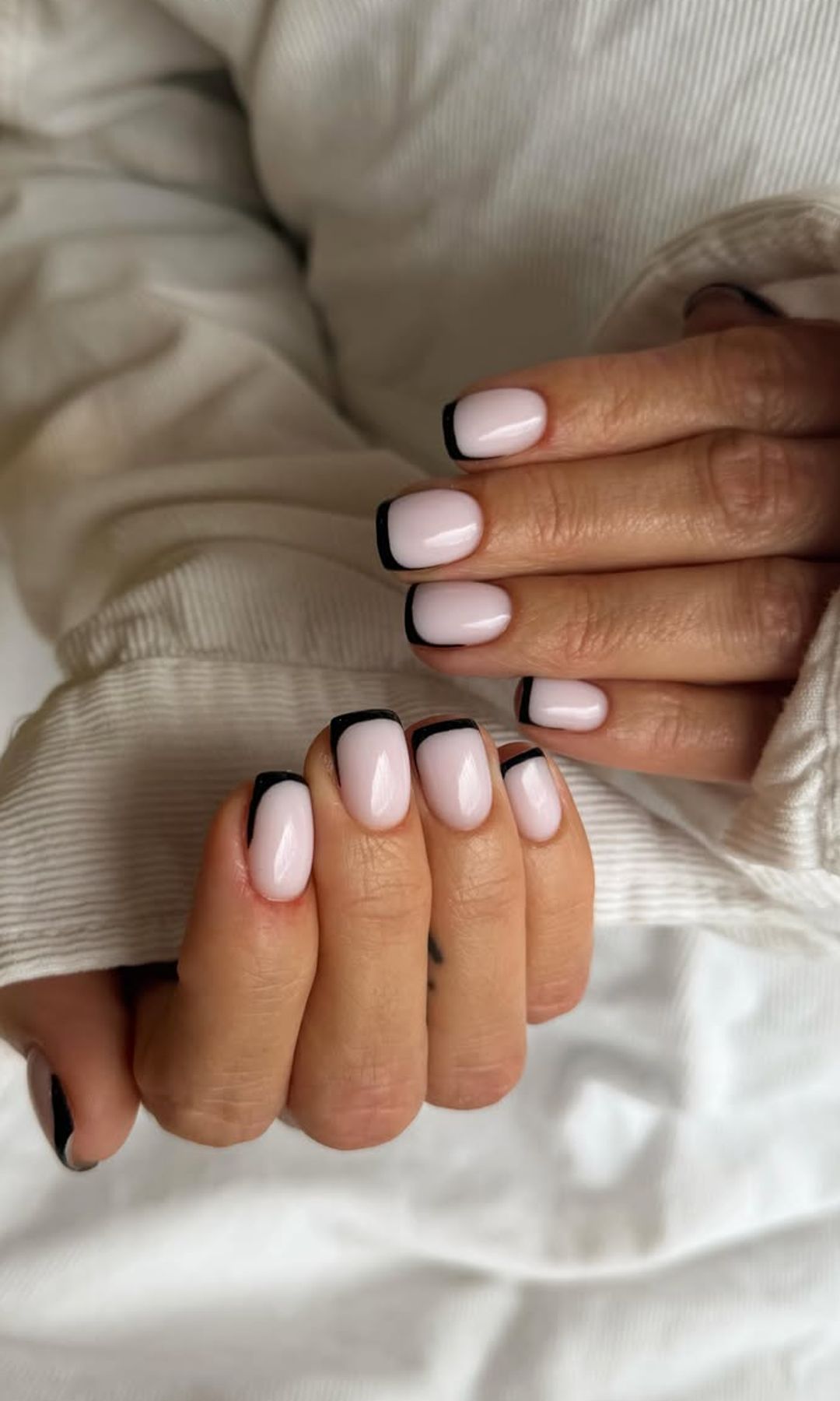 Manicura francesa negra