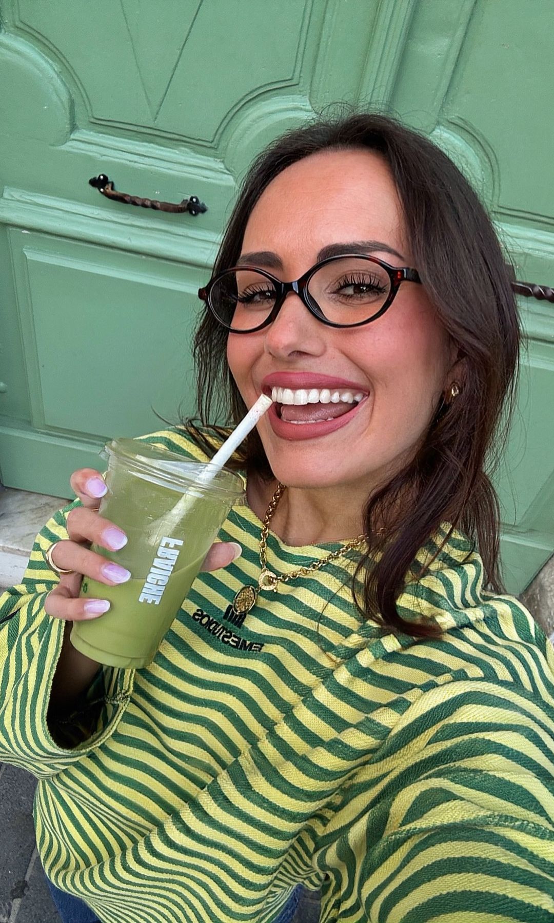 Mujer bebiendo un batido verde
