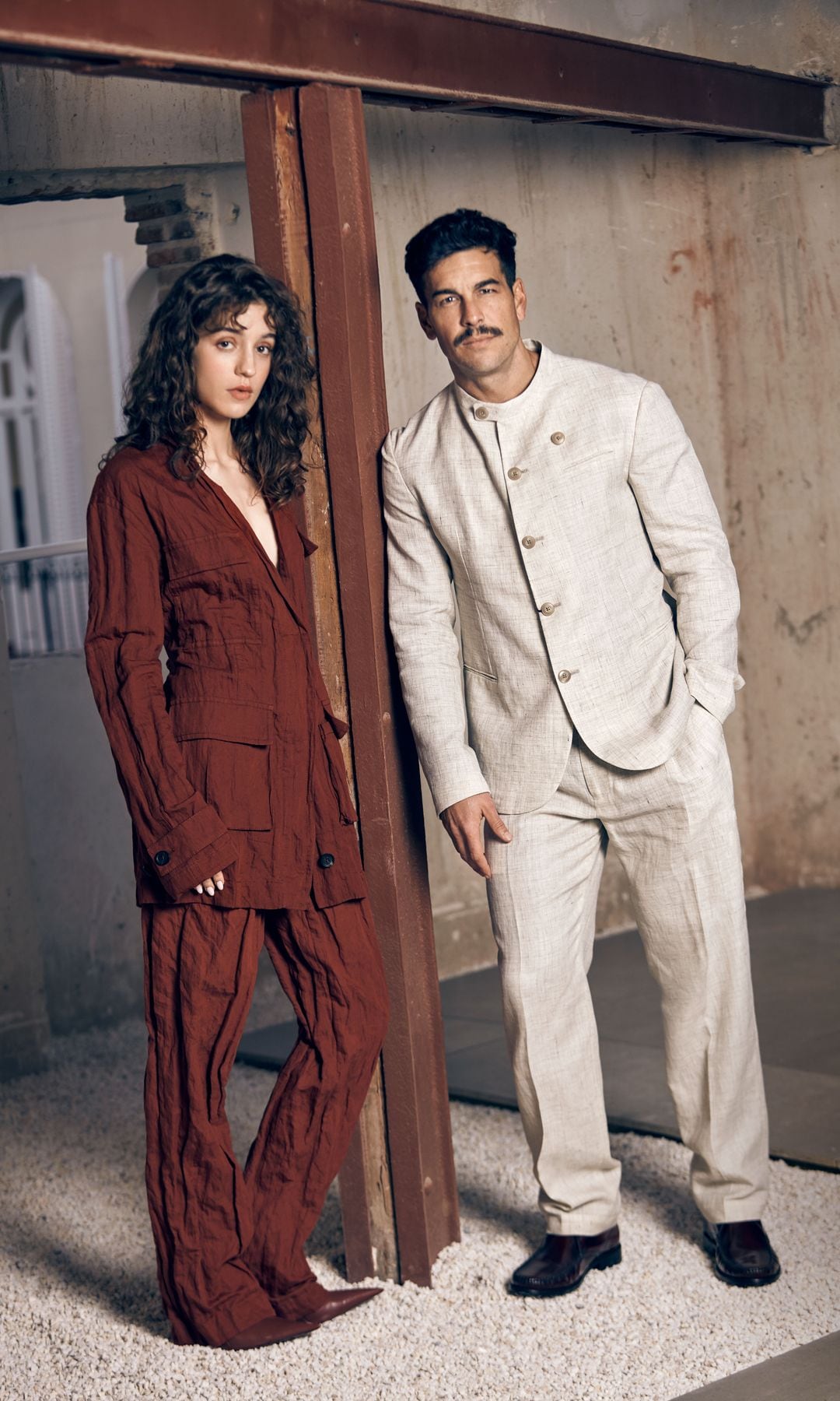 De Ferragamo y con joyas de Pomellato junto a Mario, con bigote por exigencias de la película que rueda actualmente. El actor lleva "total look" de Emporio Armani 