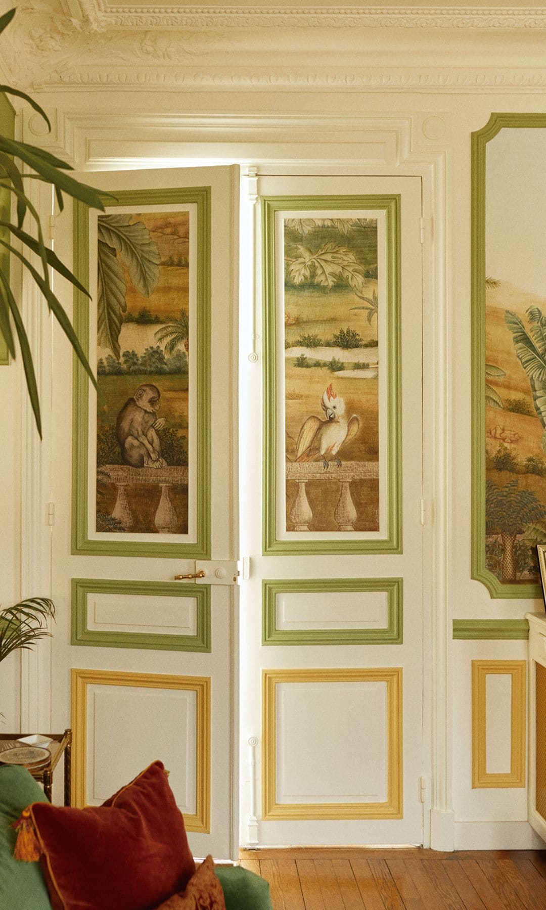 El papel pintado de animales tropicales y palmeras que ambientan puertas y paredes 