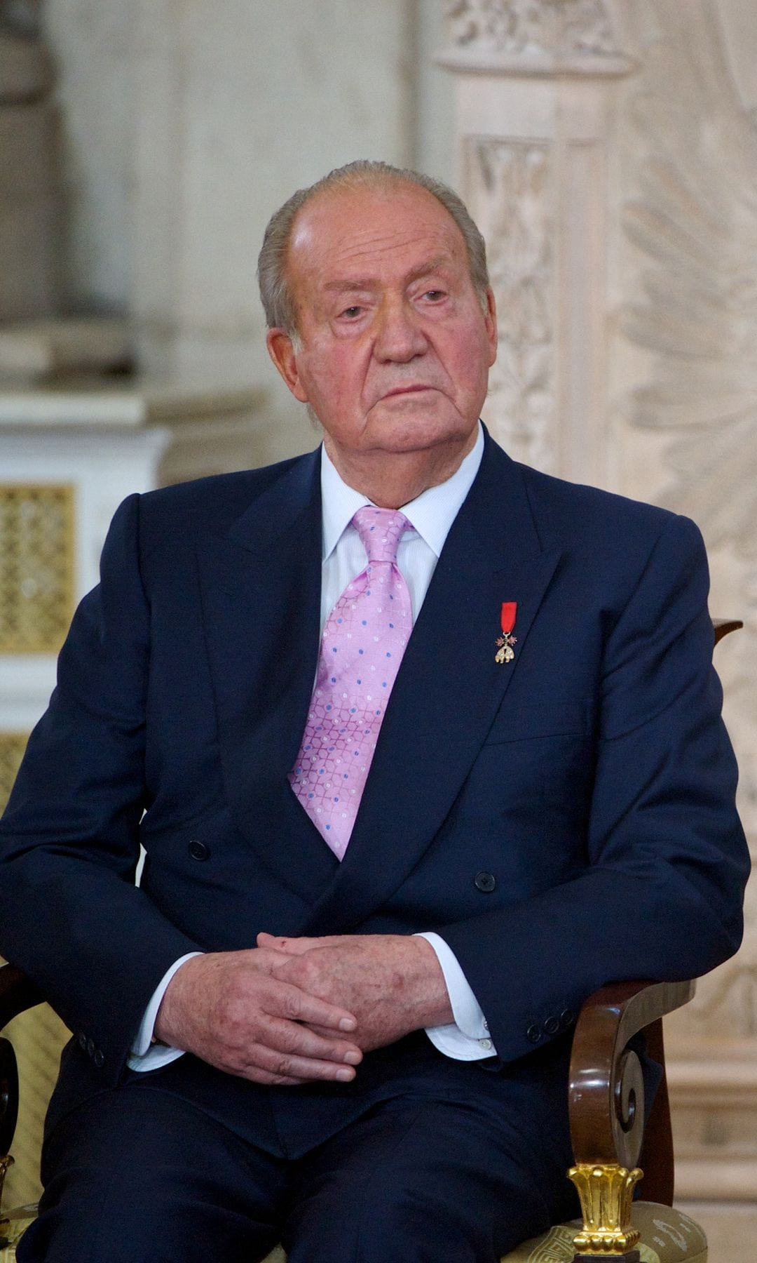 El rey Juan Carlos muy serio