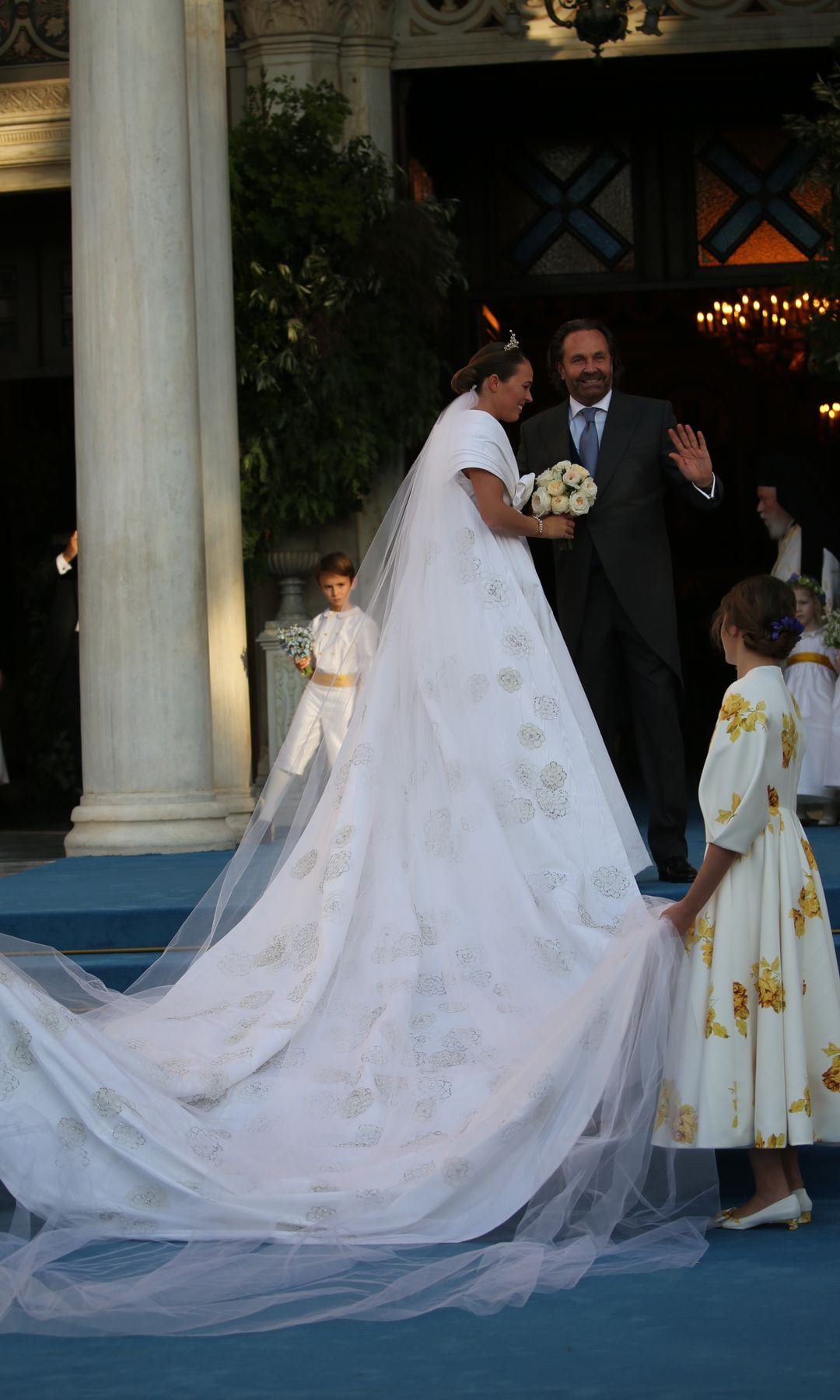 Nina Flohr en su boda con Philippos de Grecia con su padre Thomas Flohr