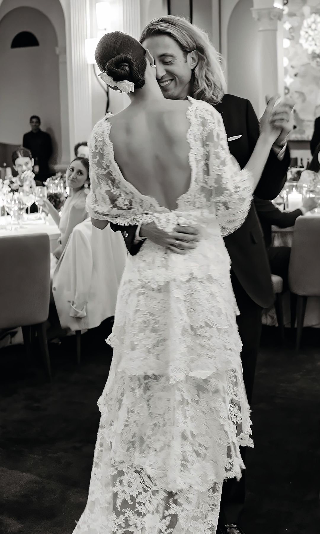 Una bonita fotografía del baile de los recién casados, en la que se aprecia el escote en la espalda del vestido de novia y el aplique floral que adornaba su peinado, un sencillo moño de bailarina