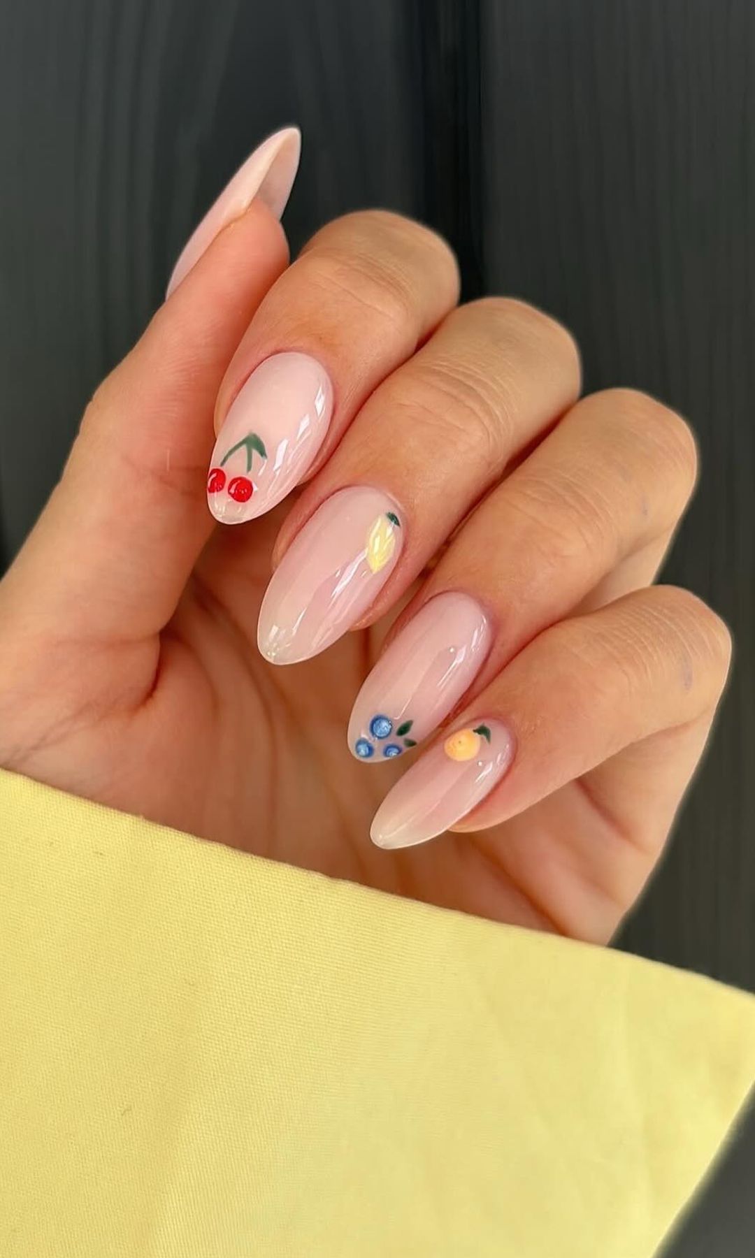 Manicura ovalada de frutas