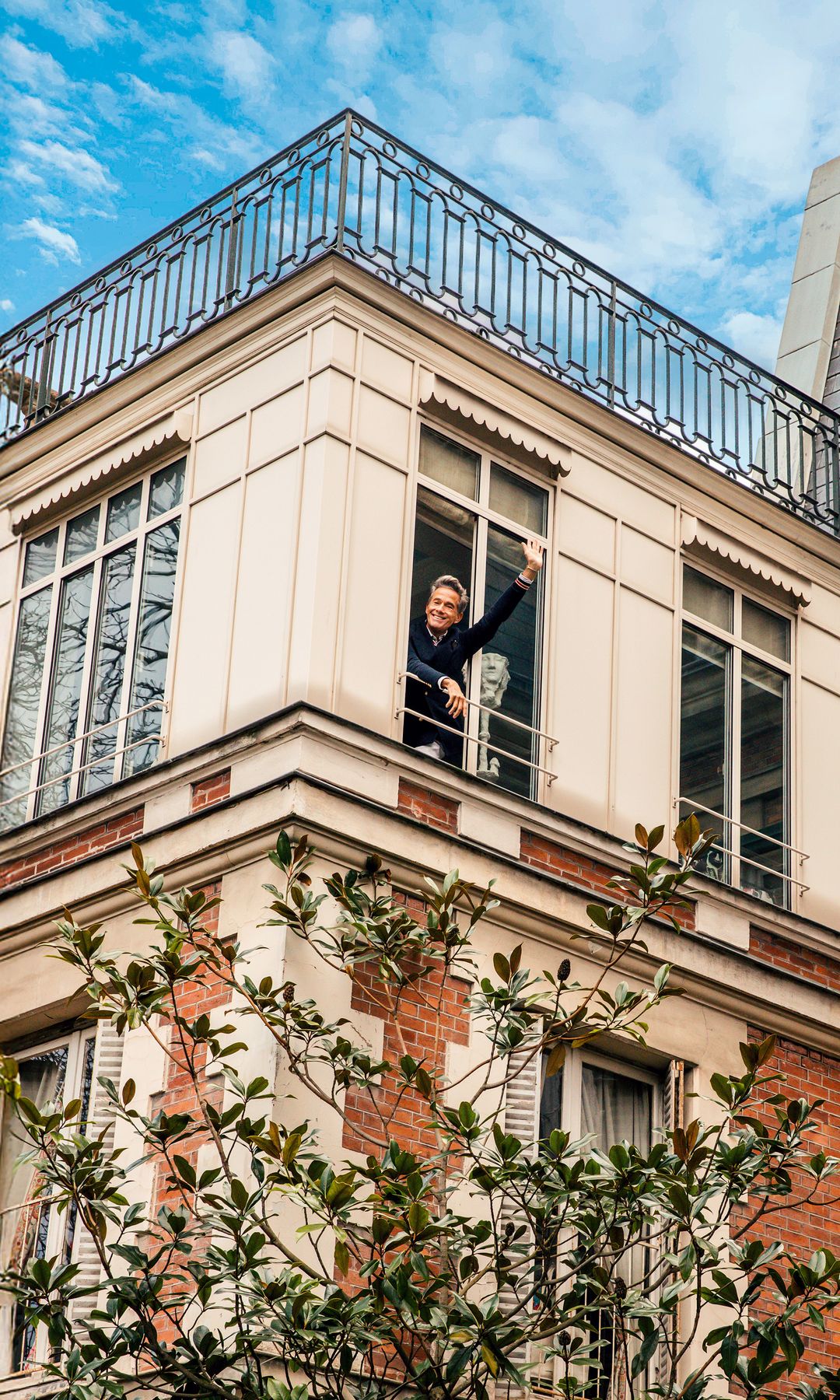 Vincent Darré asomado en una de las maravillosas cristaleras que riegan de luz su casa. "Todo el mundo en el barrio sueña con vivir en esta pequeña calle privada, a la cual se accede por una contraseña, escondida detrás de una verja de hierro forjado", nos dice. 