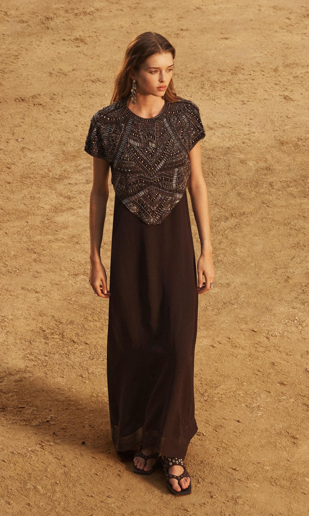 Vestido con cuerpo bordado y espalda al descubierto