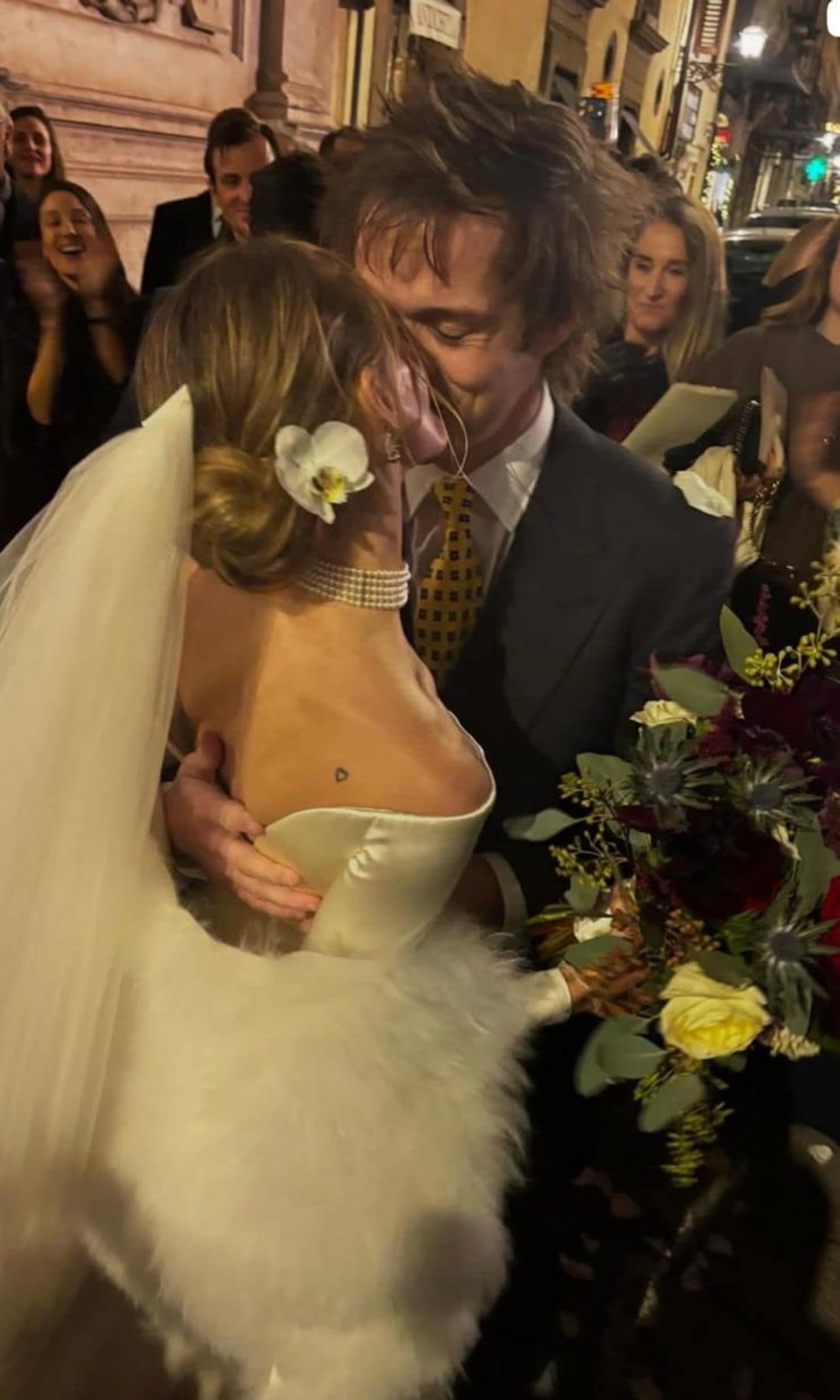 Azzi Agnelli y su marido, dándose un beso