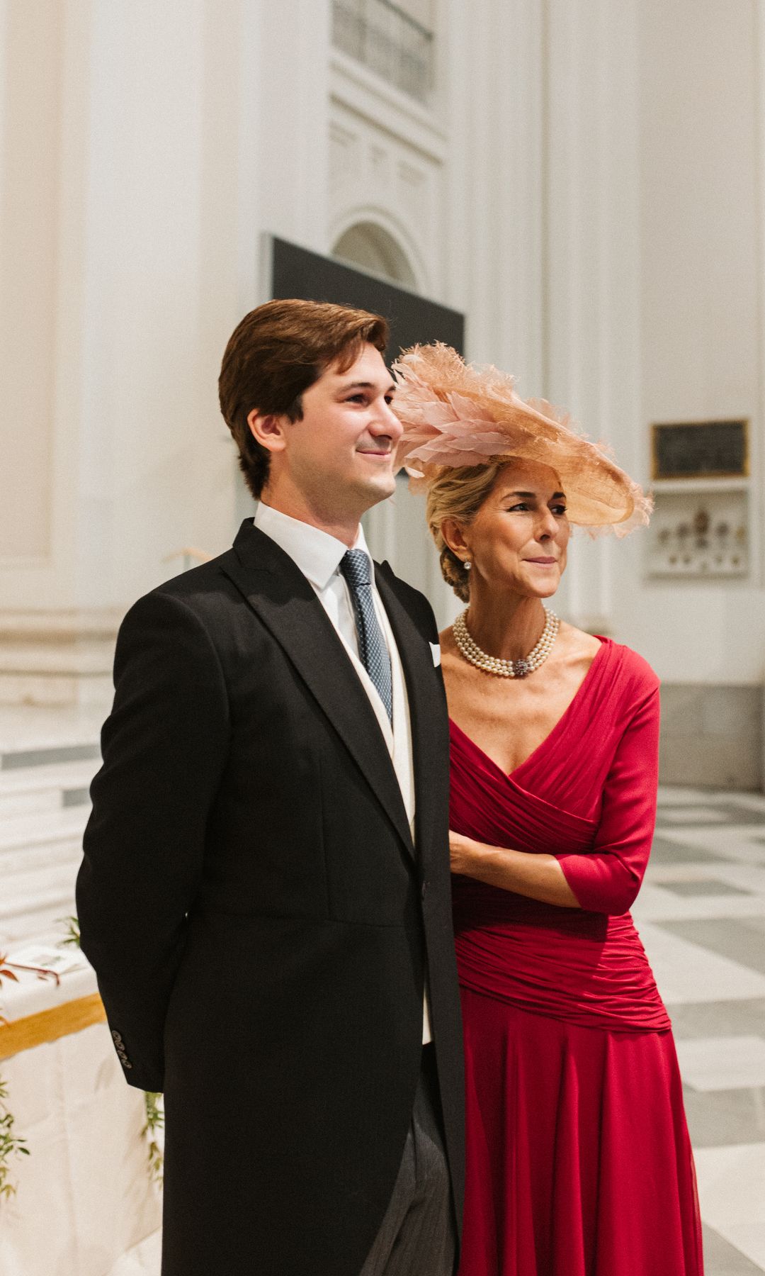 Madrina de boda con vestido drapeado de Inés Martín Alcalde