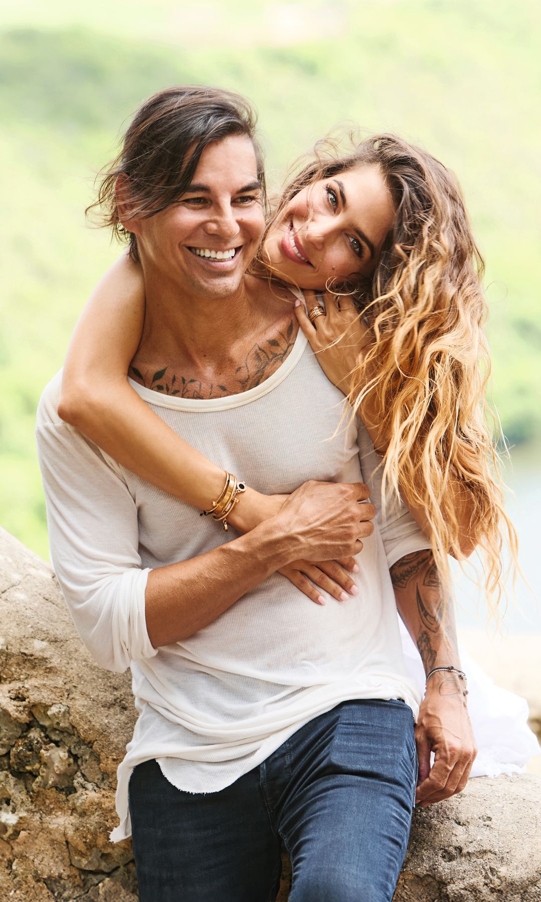 Ariadna Romero, abrazando cariñosamente a Julio Iglesias Jr.