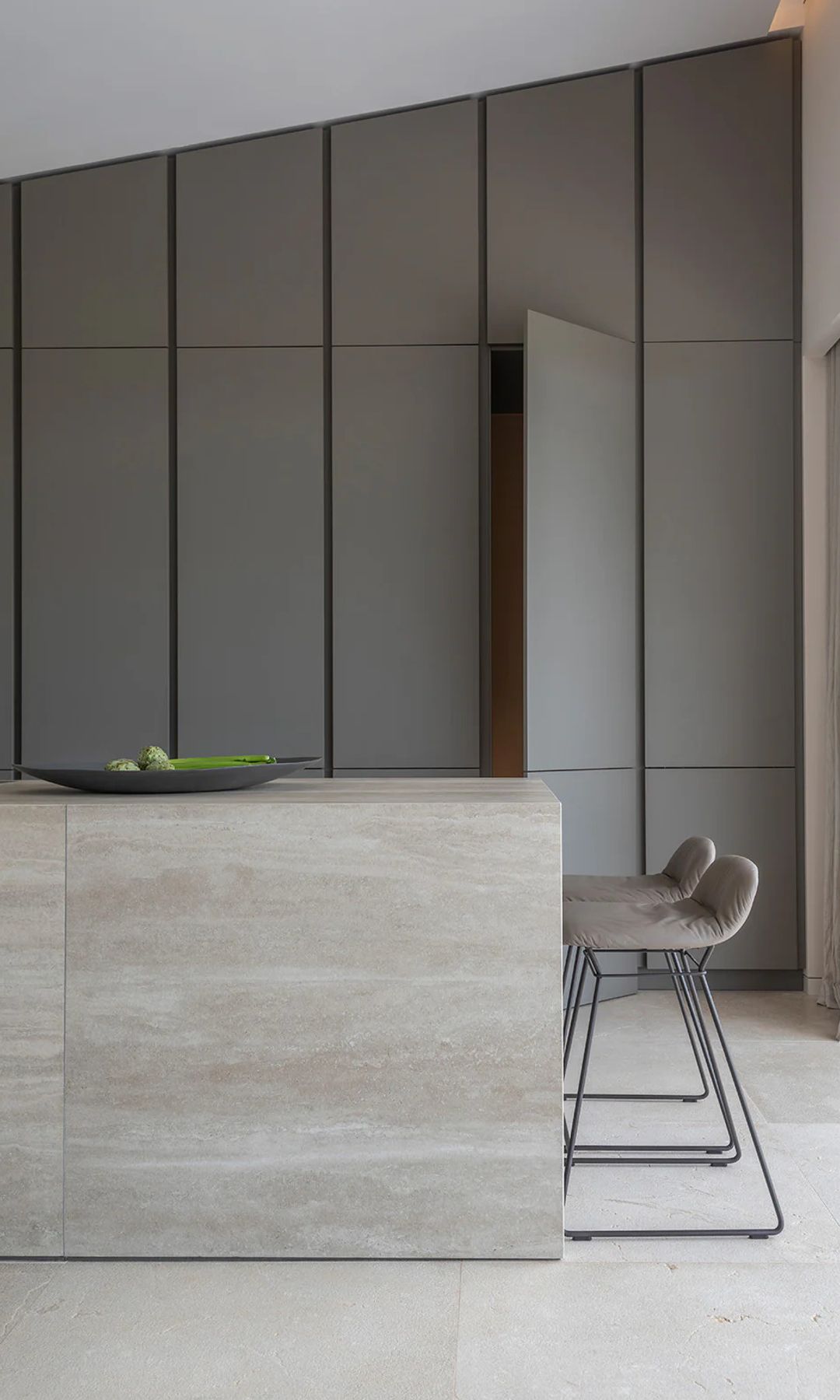 Cocina con muebles en columna de gran capacidad