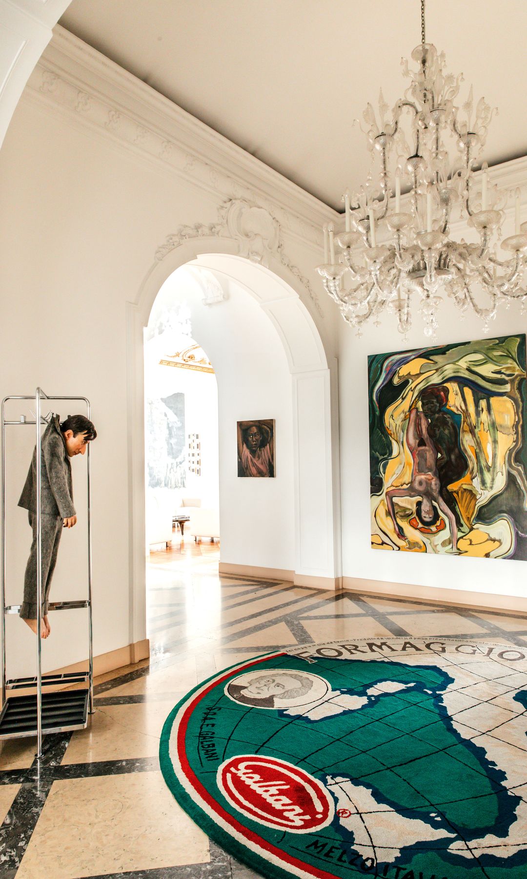 El "hall" con una escultura de hombre colgado, de Maurizio Cattelan