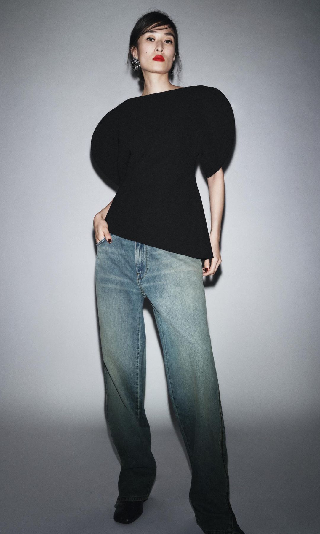 Tops especiales de Zara para llevar con vaqueros estas navidades y ser la más elegante, como Tamara Falcó