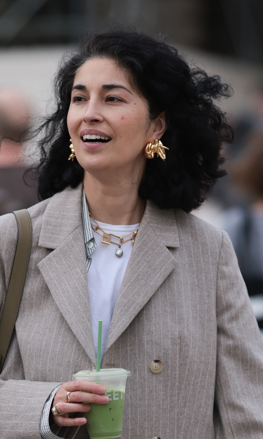  Corte de pelo corto rizado de mujer