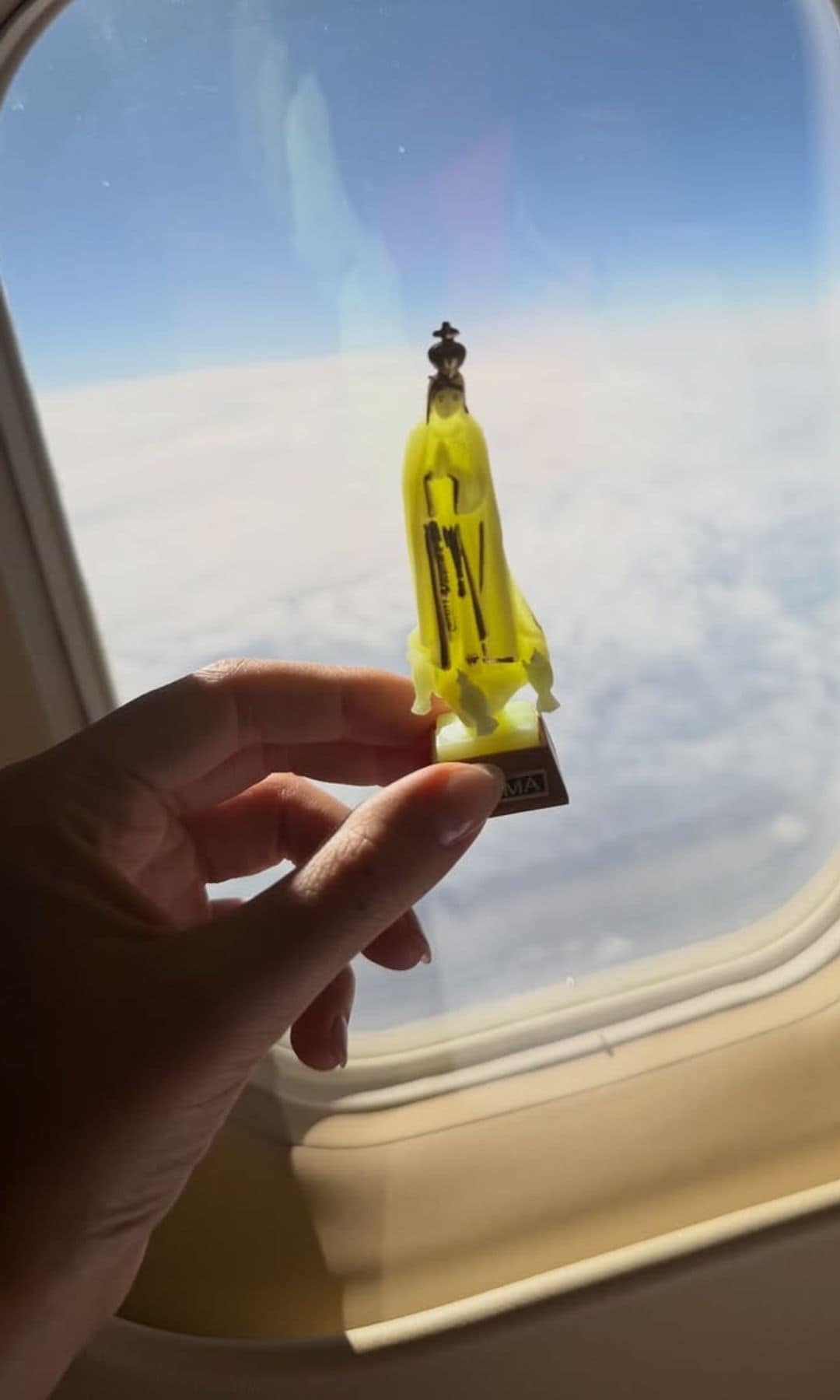 georgina con manicura corta