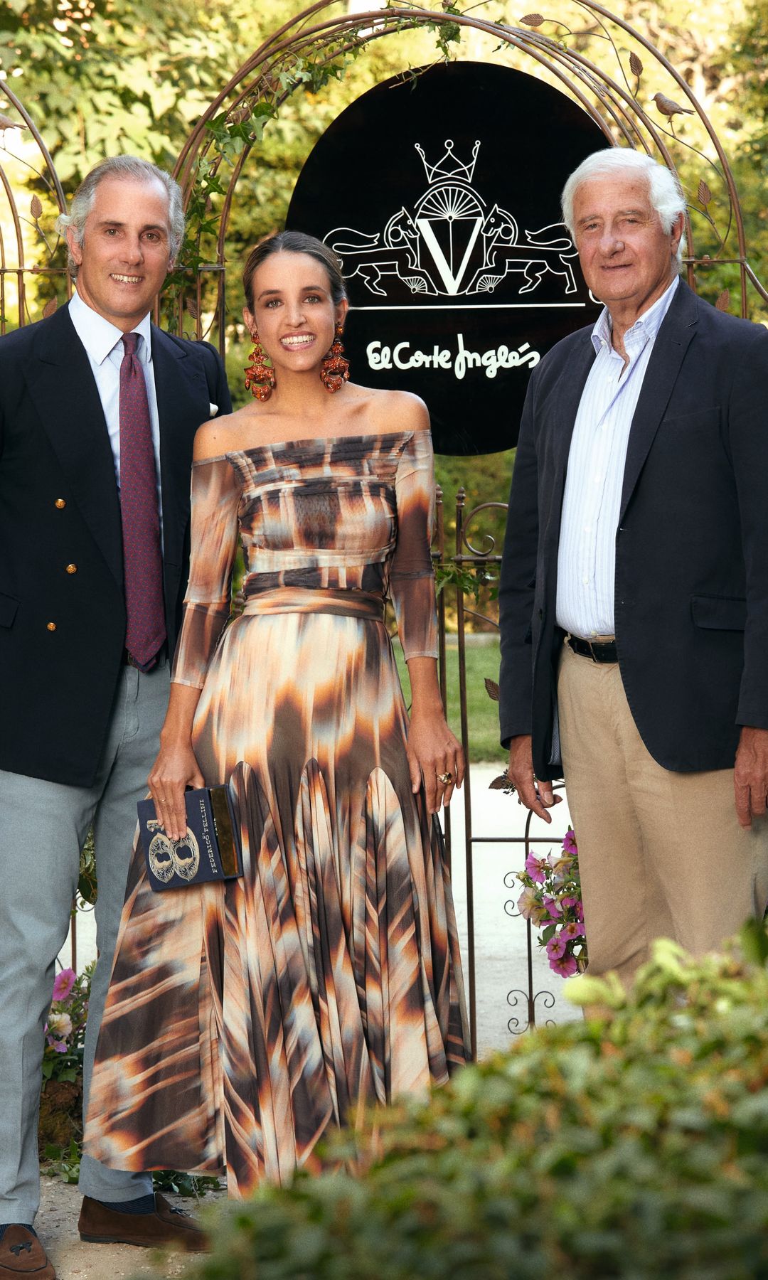 Los duques de Aliaga, Luis Martínez de Irujo y Adriana Marín, posando en el "photocall" situado en los jardines del Palacio de Liria durante la presentación de la colección, que se puede adquirir en algunos centros de El Corte Inglés

