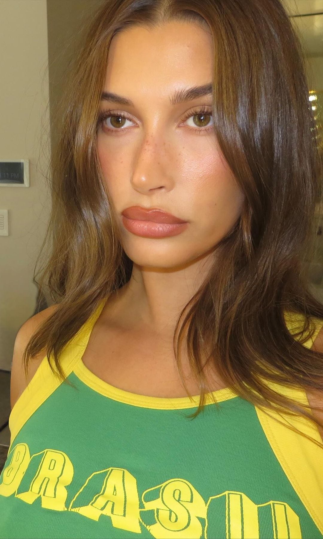 Hailey Bieber con camiseta verde y amarilla de Brasil