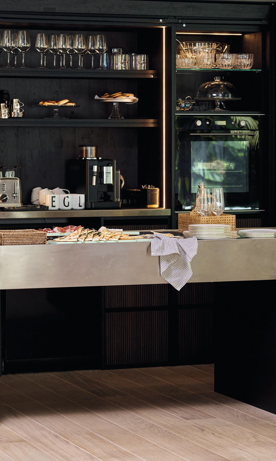 La cocina de la casa, en tonos madera y oscuros