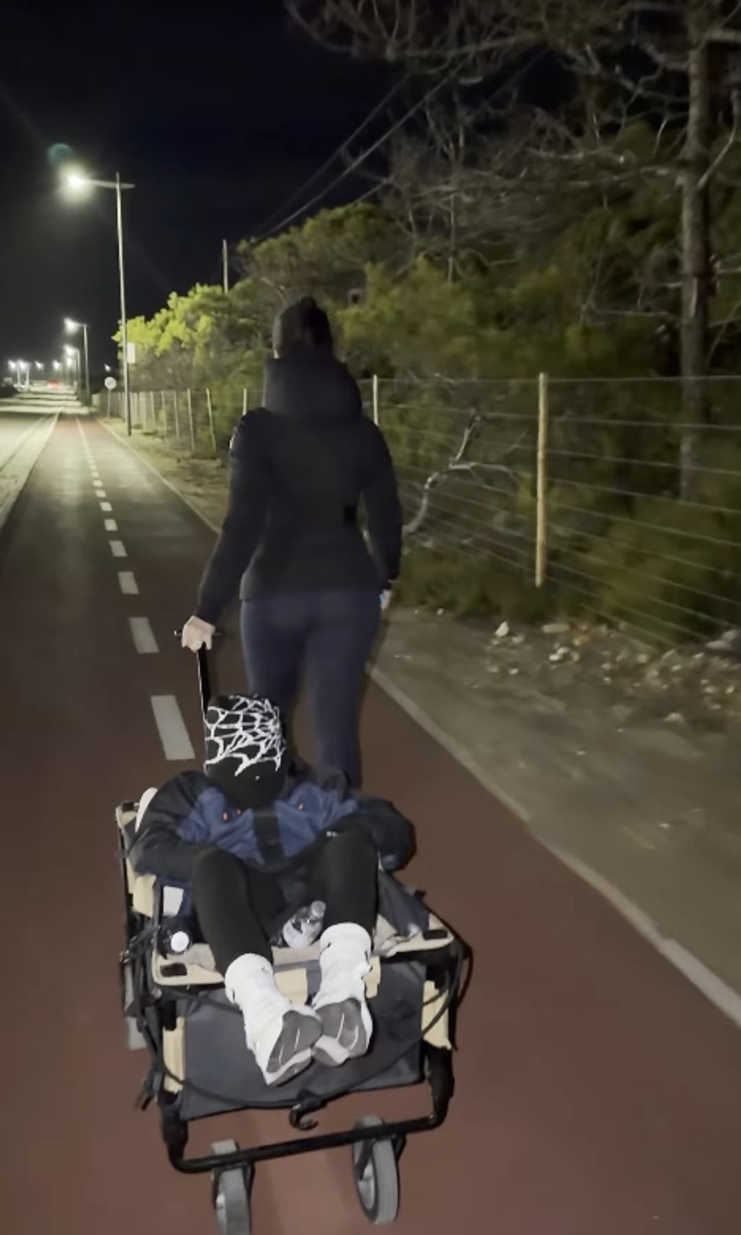 Georgina Rodríguez disfruta de un paseo nocturno mientras lleva a uno de sus hijos cómodamente instalado en un carrito