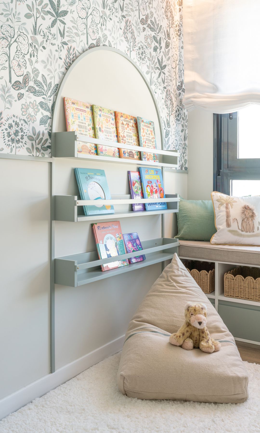 Rincón de lectura en habitación infantil