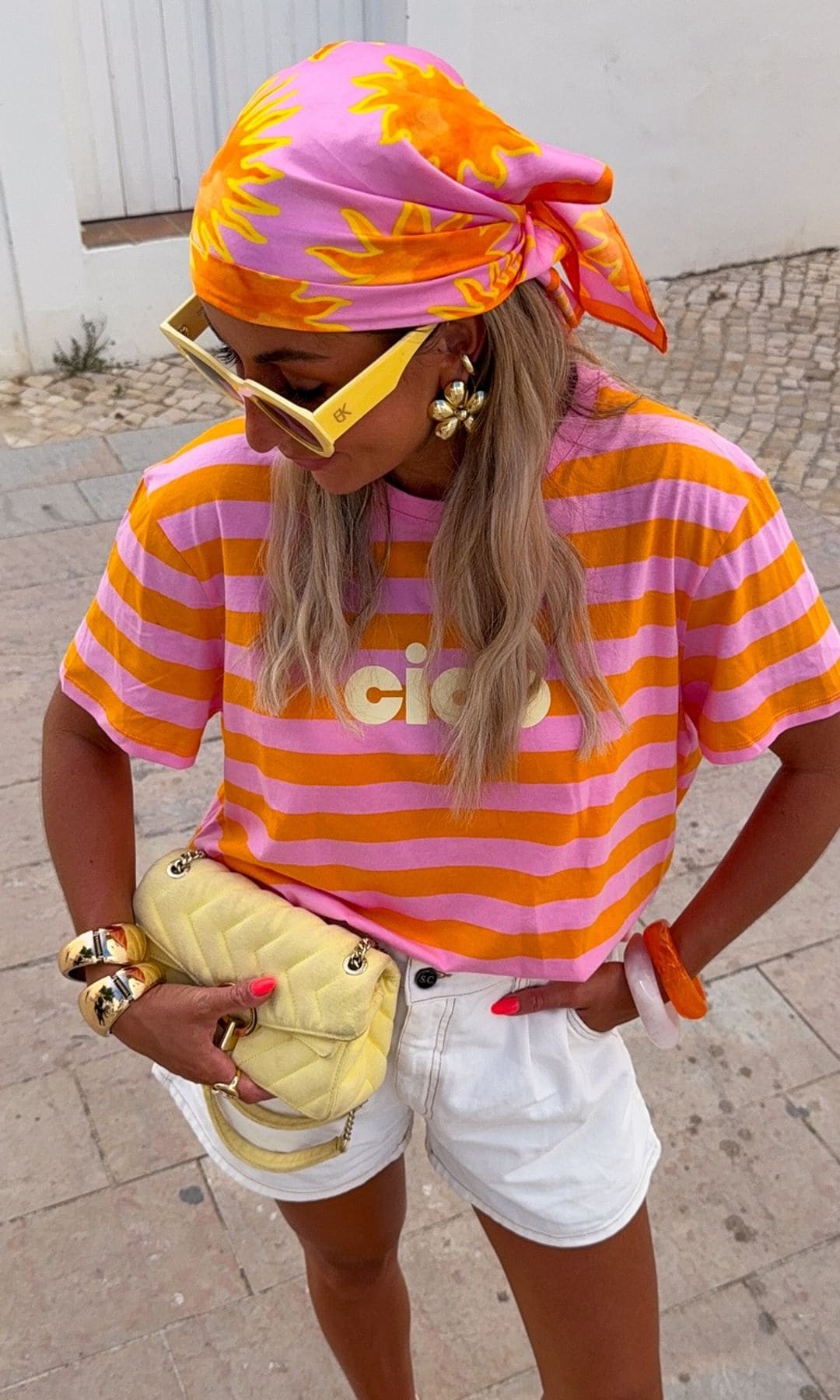 Mujer con pañuelo estampado