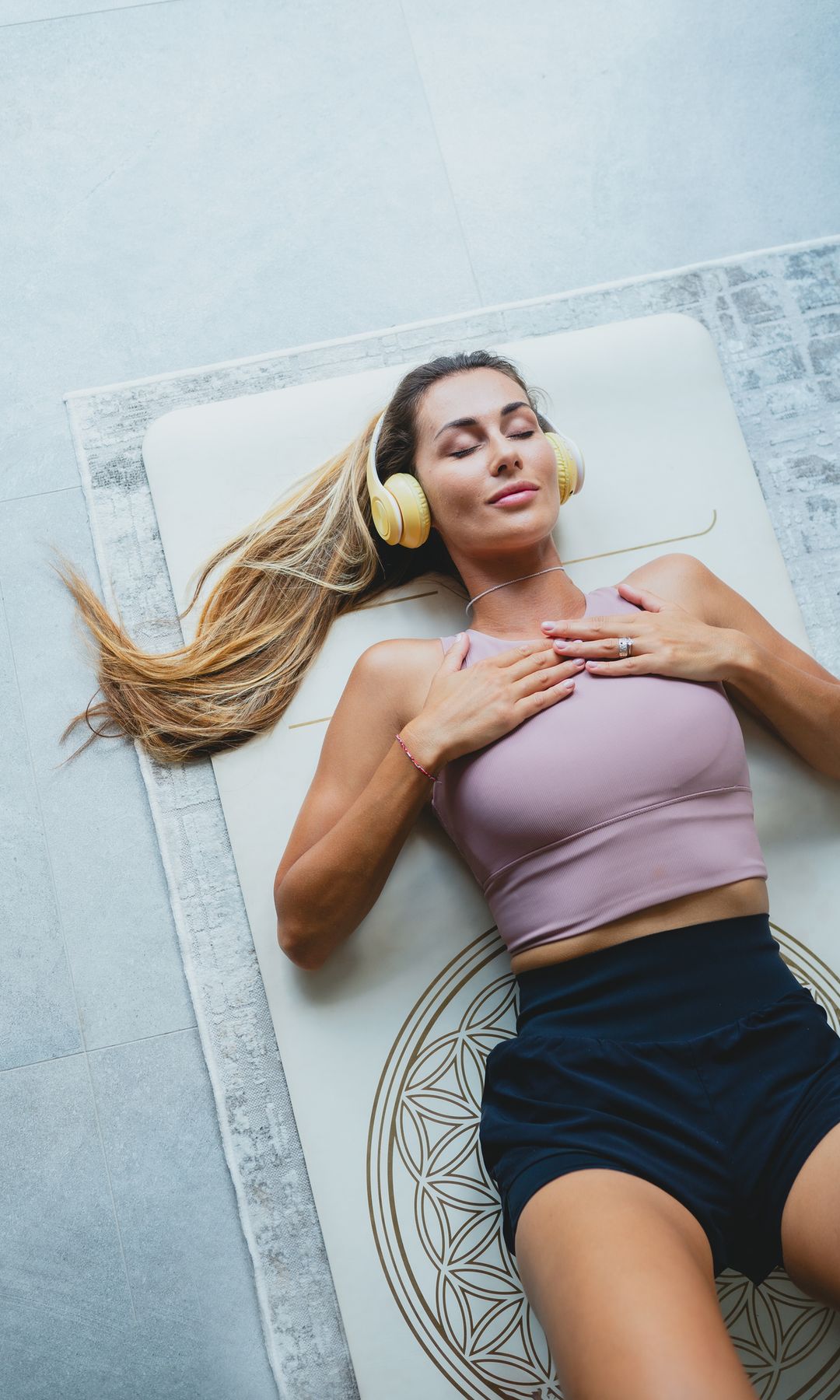 Mujer tumbada respirando