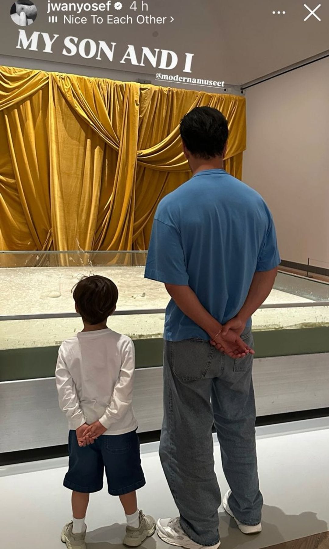 Jwan Yosef se dejó ver de lo más contento junto a su pequeño mientras admiraban algunas piezas de arte