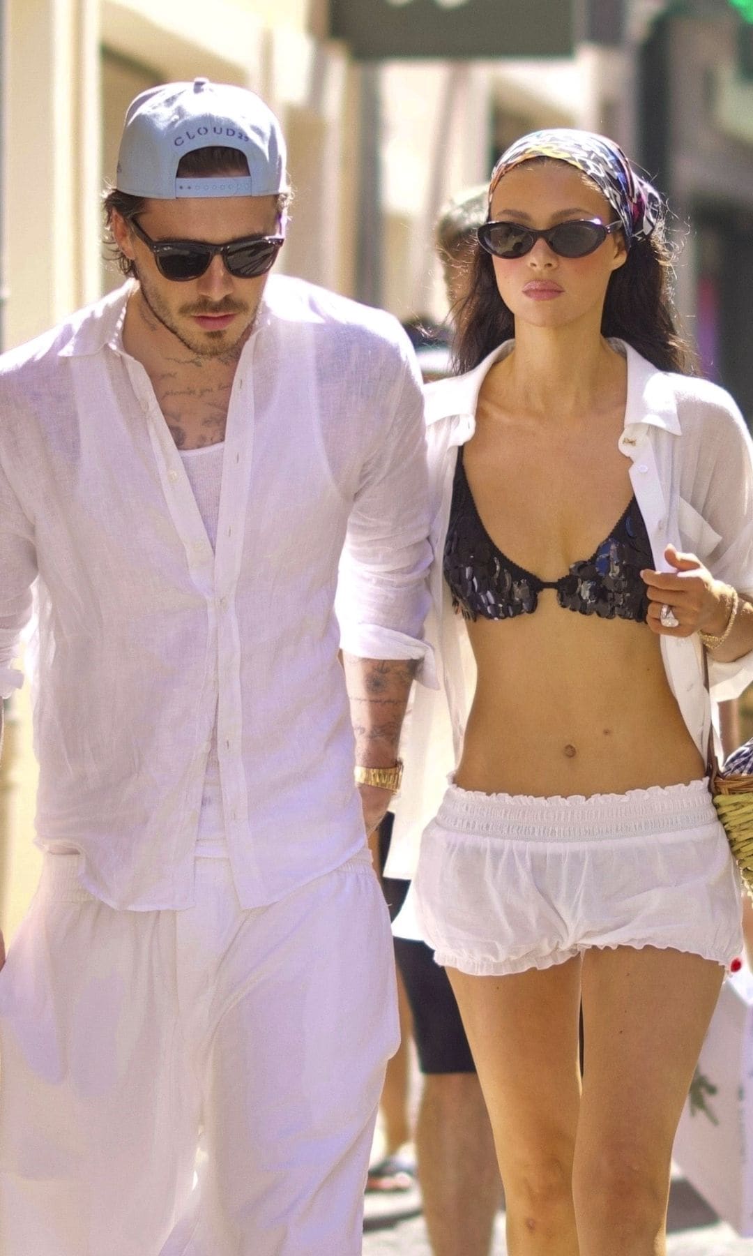 Brooklyn y Nicola Peltz Beckham fueron vistos disfrutando del sol mientras recorrían las tiendas en St. Tropez. Nicola lució su figura atlética con un sujetador de lentejuelas y pequeños shorts blancos.