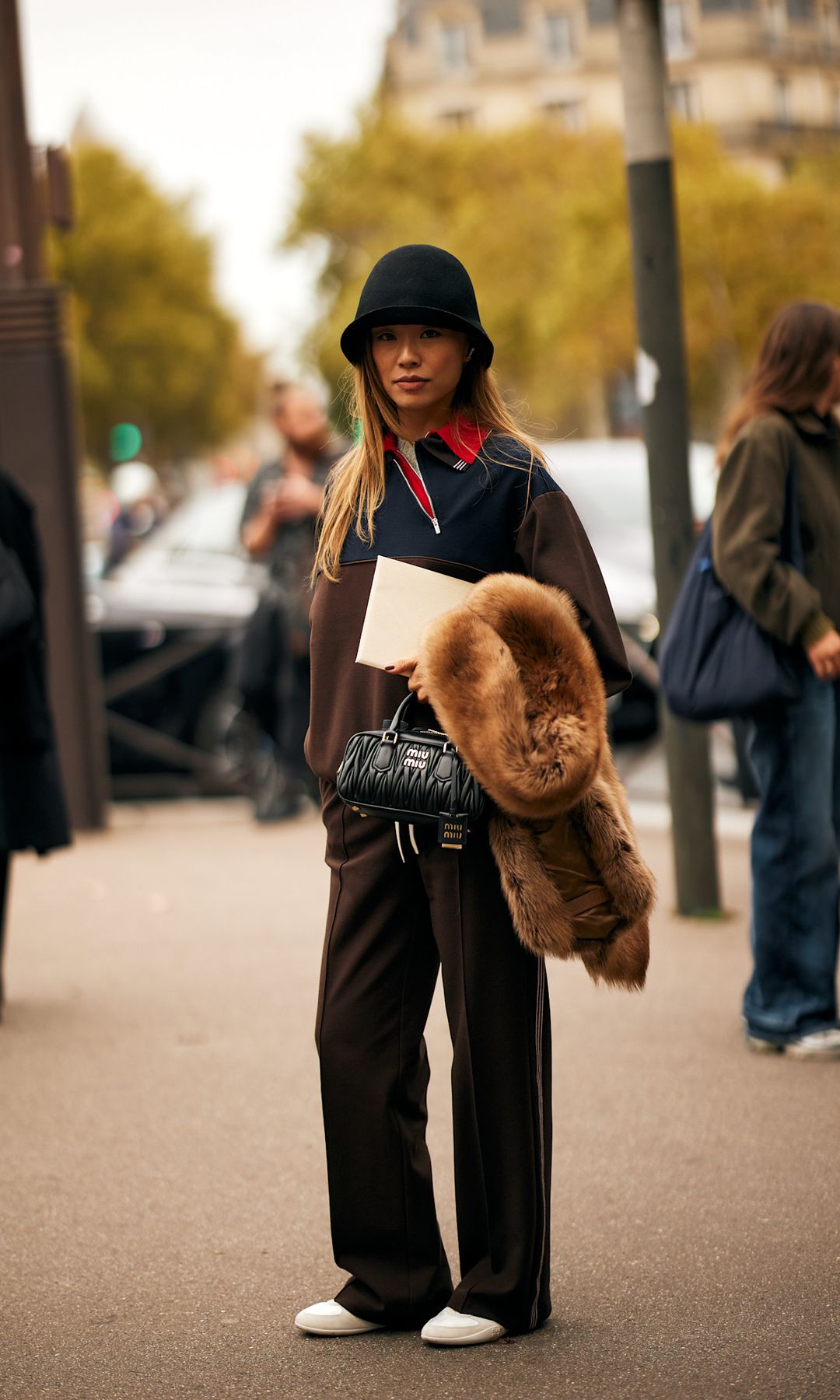 Como un complemento de mano