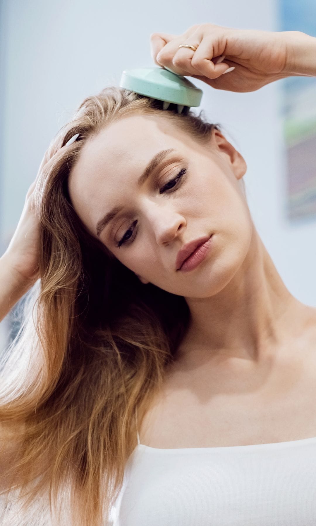  Mujer masaje capilar