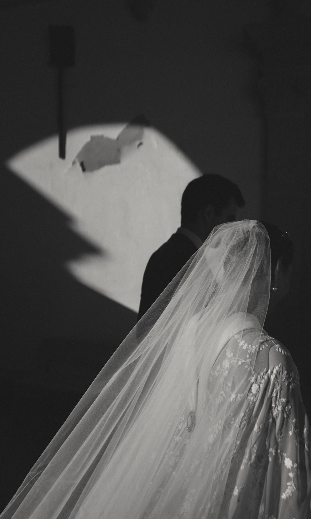 Blanca, con velo de y vestido de novia convertible con capa de Ana Herrero de Tejada