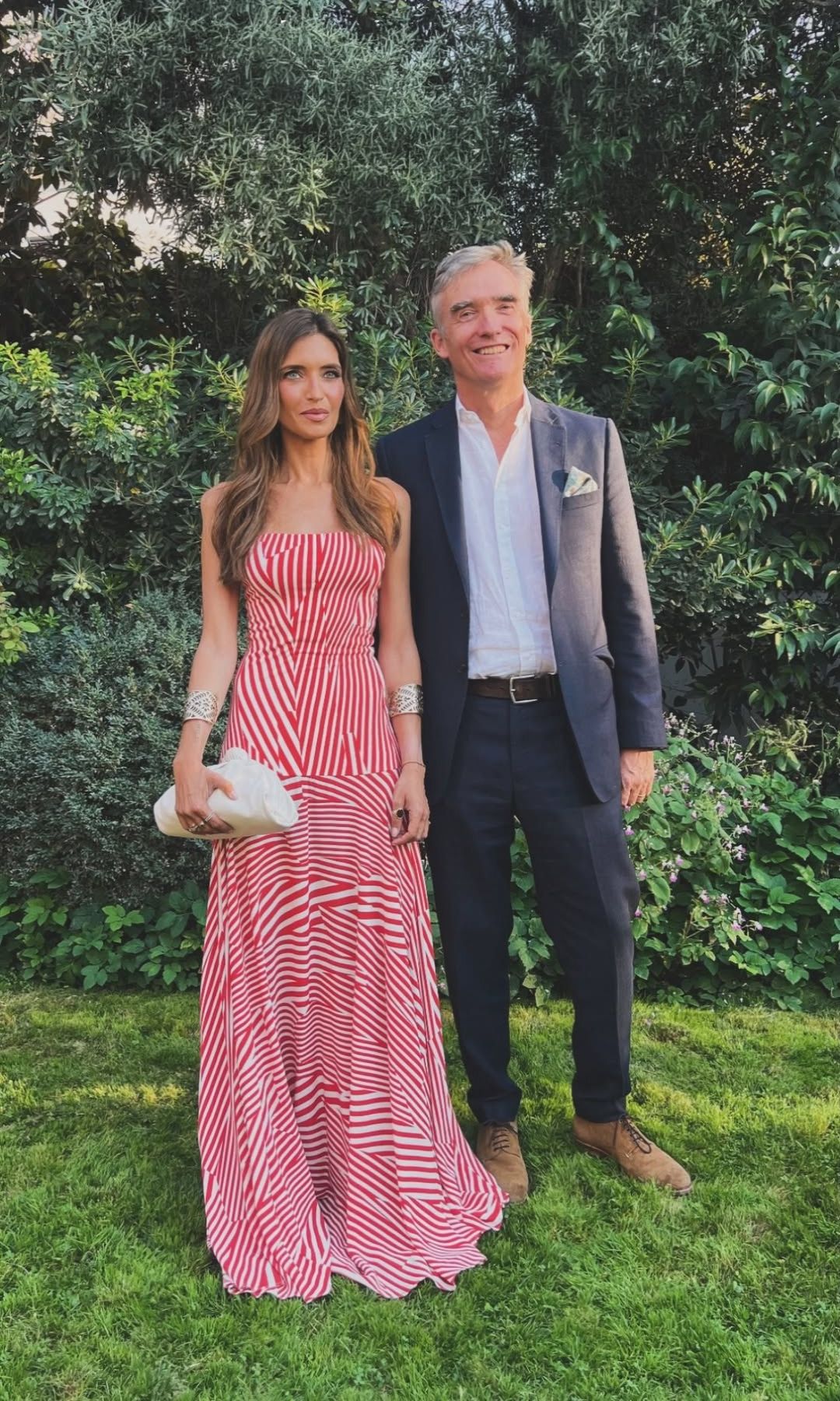Sara Carbonero apuesta por un vestido de firma colombiana para una noche en la embajada británica: "Efecto tipazo"