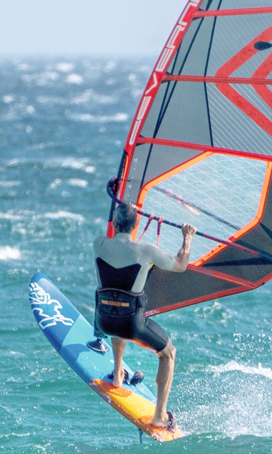 El presentador de 'La ruleta de la suerte' haciendo "windsurf" en la playa de Bolonia, donde demostró su destreza sobre la tabla