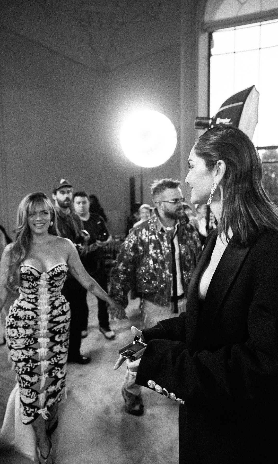 Eugenia Silva y Karol G en el desfile de Schiaparelli