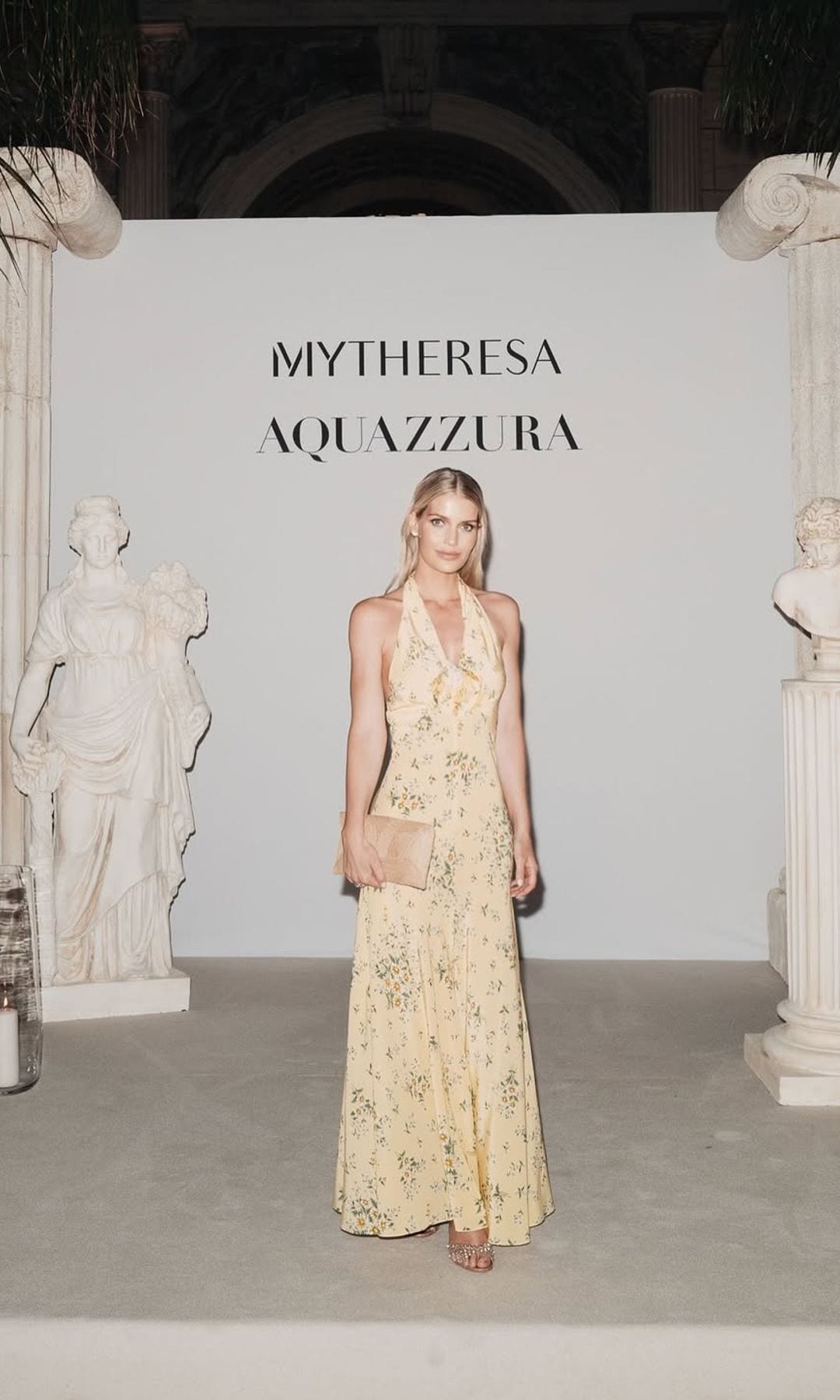 Kitty Spencer con vestido halter en evento de Aquazzura en Roma