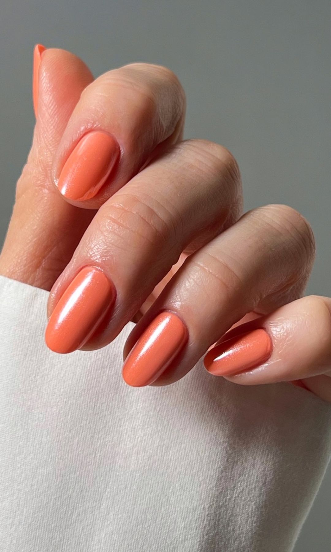 Manicura coral con efecto glaseado